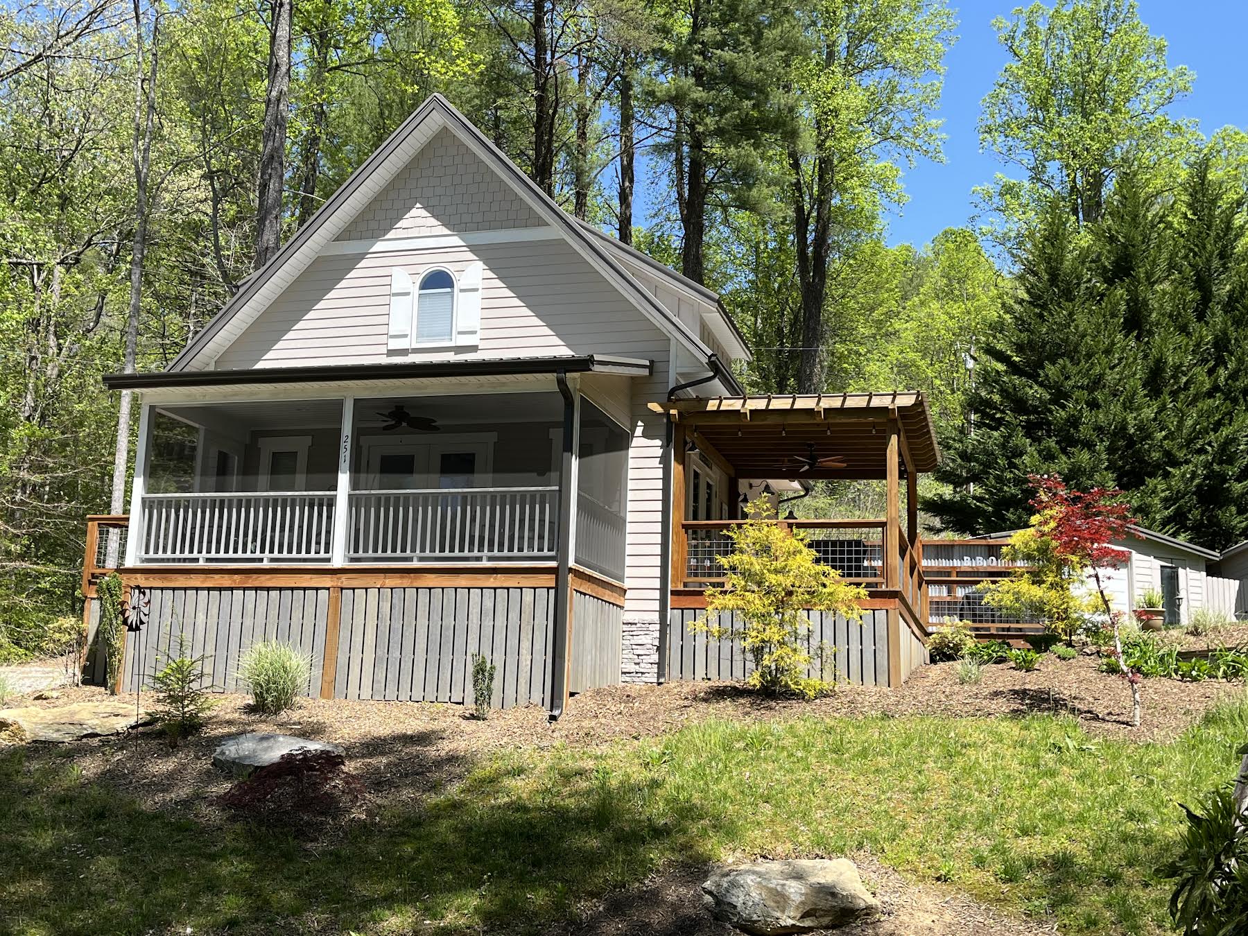 Flat Rock House: 251 Landwood Lane