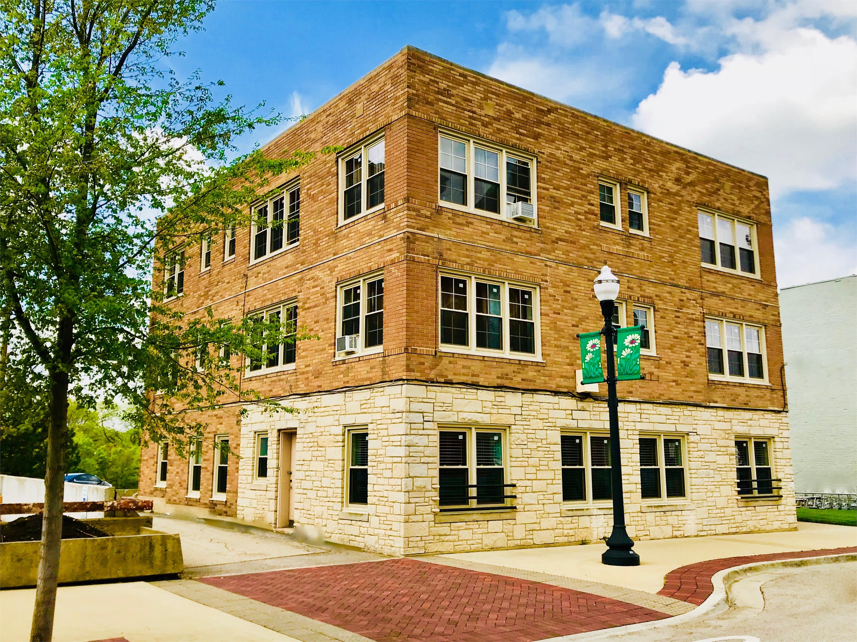 Elgin Condo: 114 N Spring St