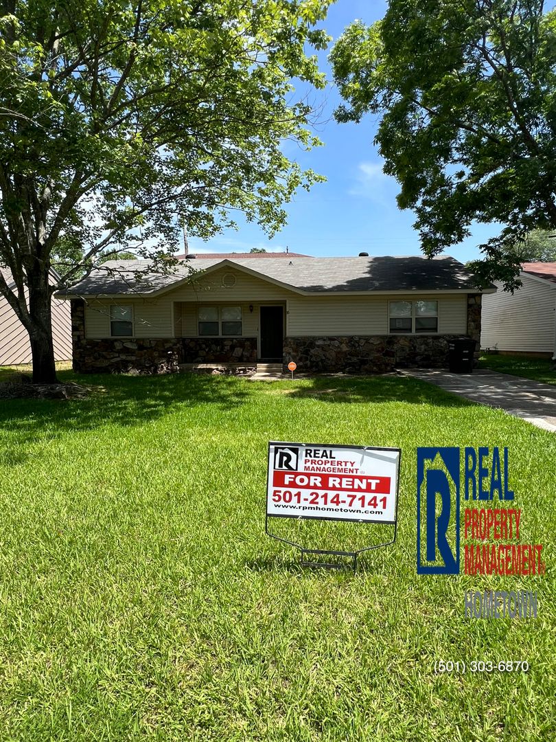 Jacksonville House: 10 Woodbriar Ct