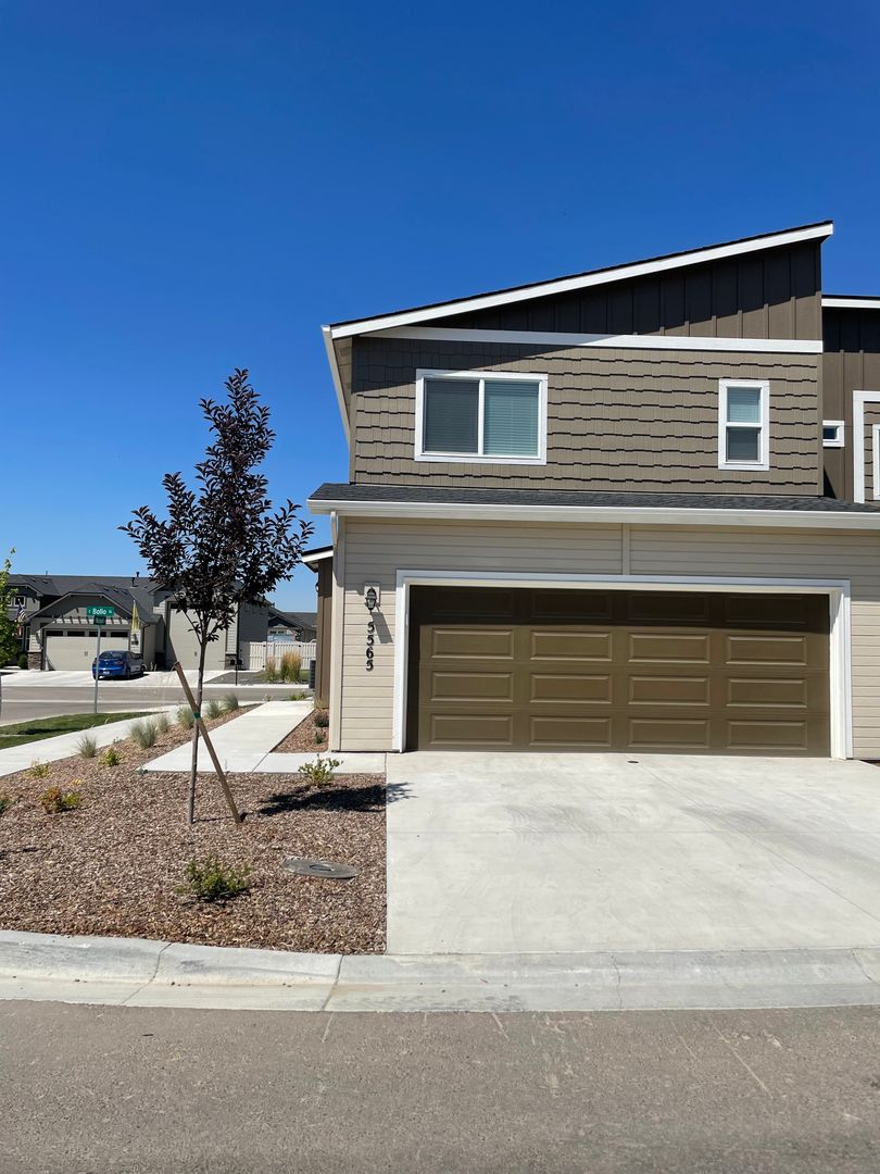 Nampa House: 5565 E Bollo St