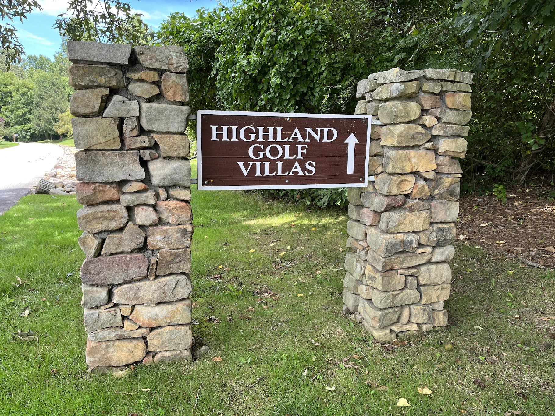 Flat Rock House: 242 Highland Golf Drive