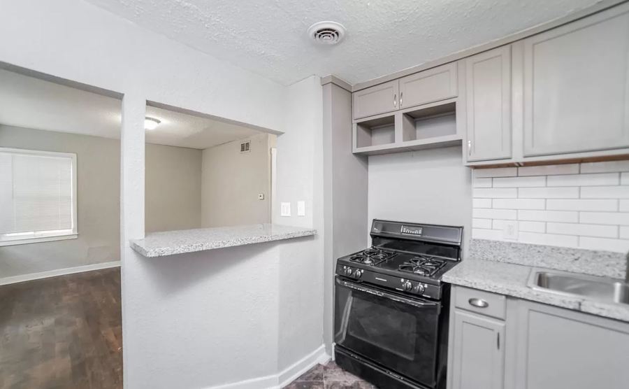 5015 E Linwood Blvd, Kansas City, MO 64128 CJ Real Estate, Inc