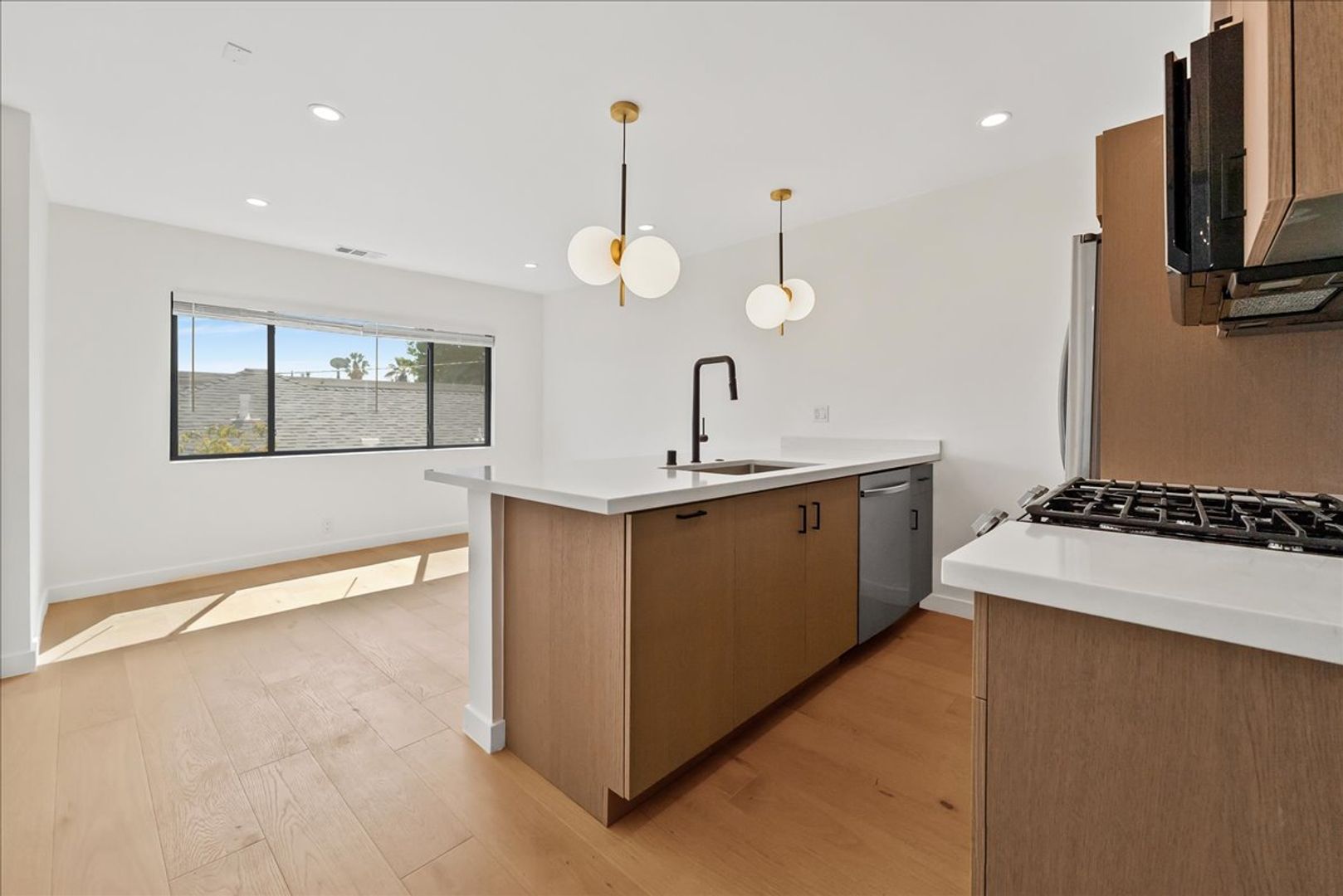 West Hollywood Condo: 1210 Larrabee St.