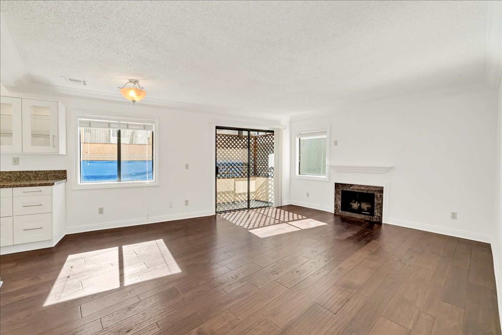 Tarzana Condo: 18620 Burbank Blvd.