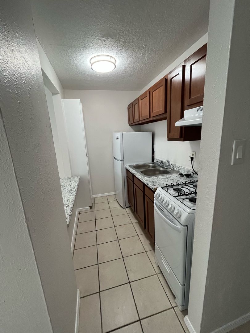 Albuquerque Apartment: 433 Mesilla St SE