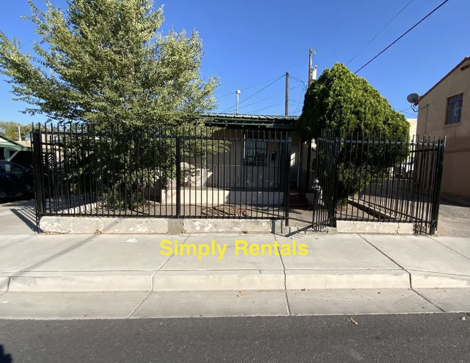 Albuquerque House: 208 University Blvd SE