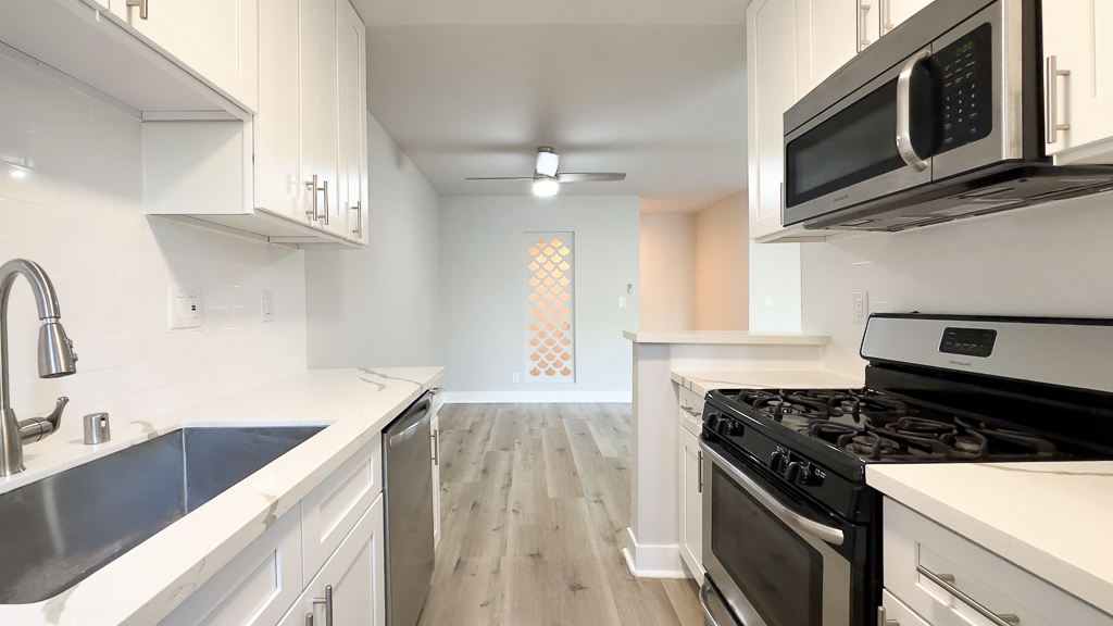 Los Angeles Condo: 2233 S Ridgeley Dr