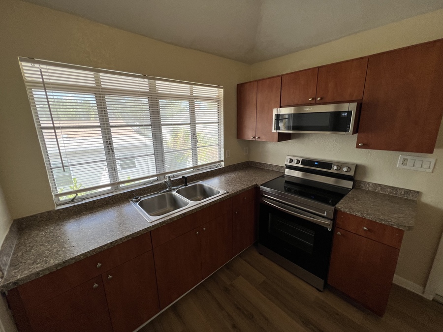 1512 7th Ave N 1/2, Saint Petersburg, FL 33705 Dean & DeWitt