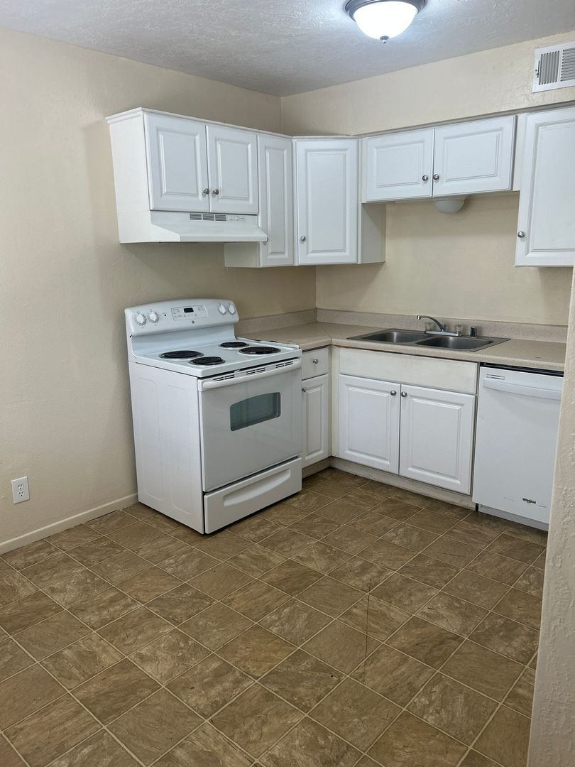 Albuquerque Apartment: 8101 Marble NE