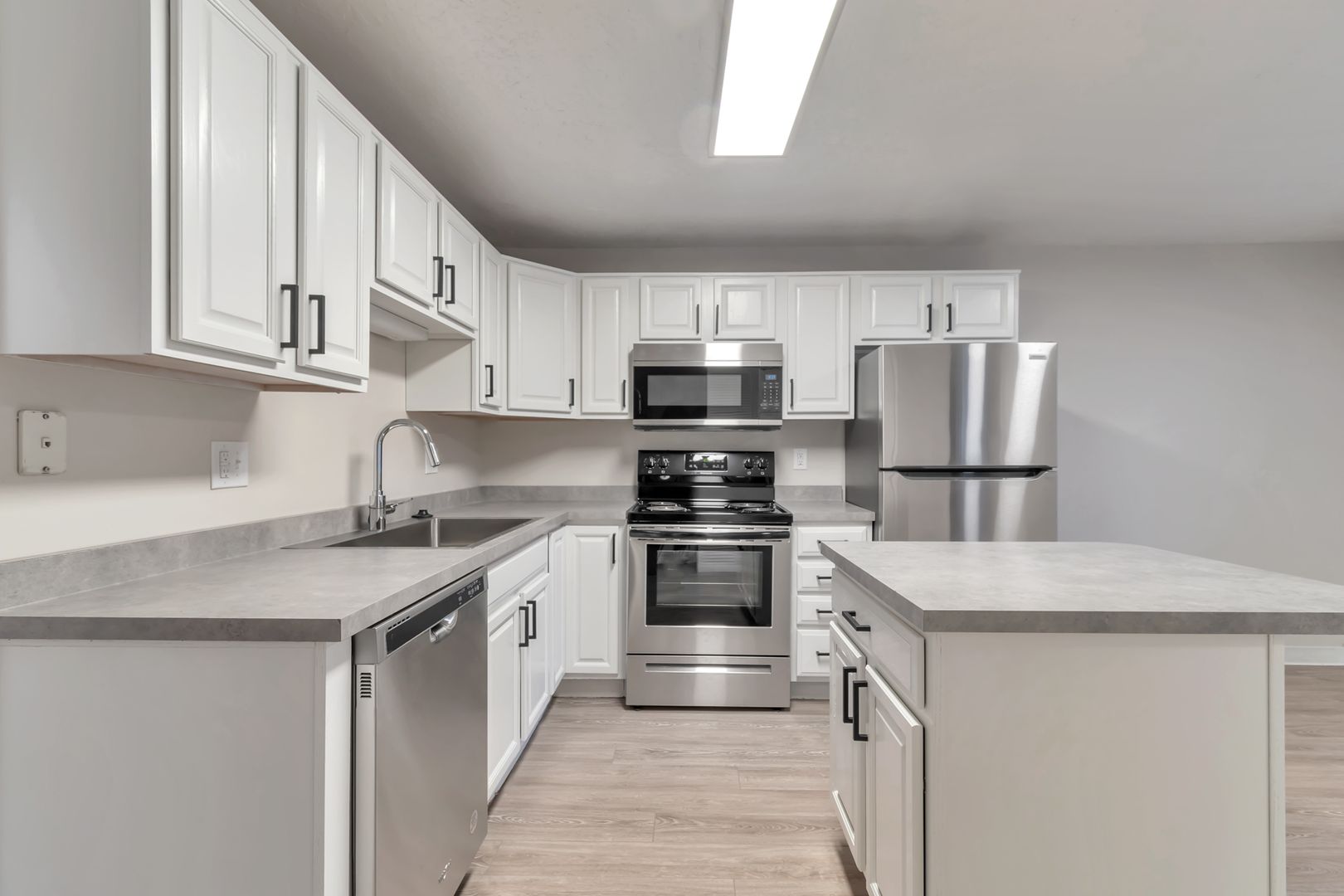 Holladay Apartment: 1726 E Woodside Dr
