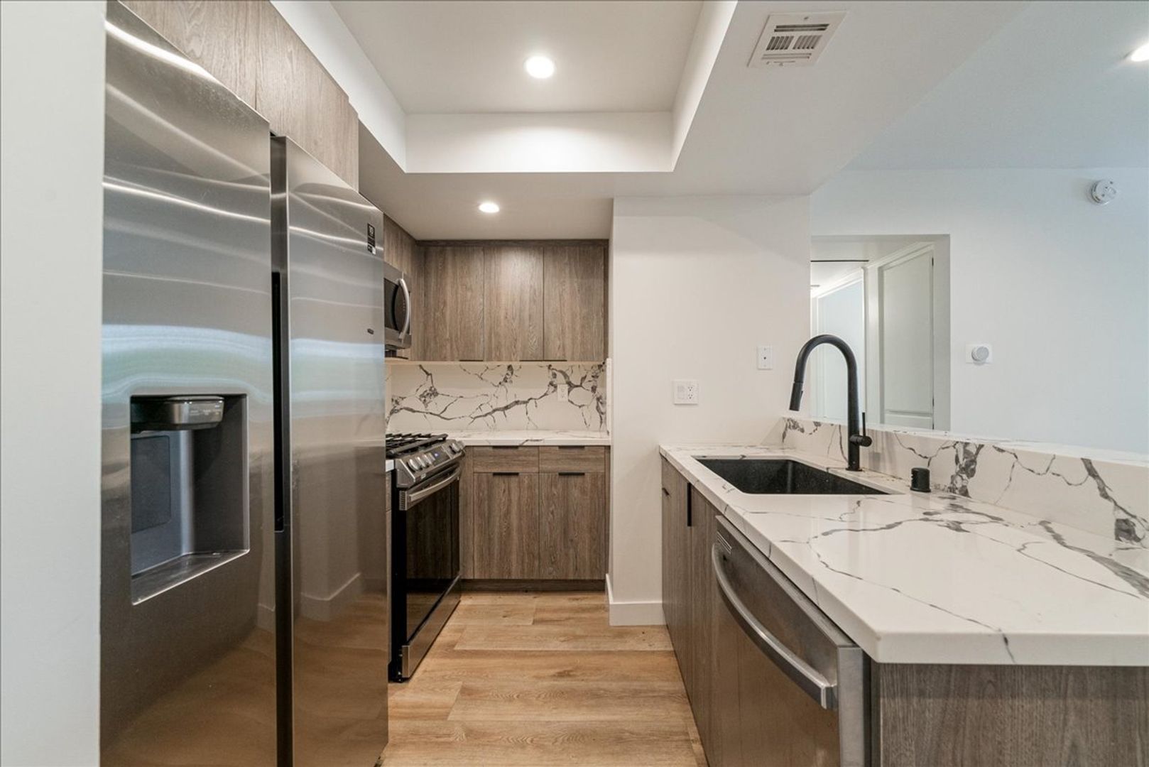 Los Angeles Condo: 2433 Barry Ave.