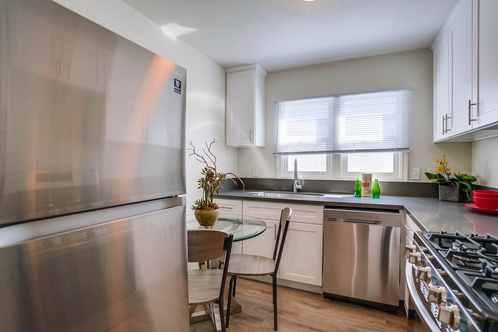 Long Beach Apartment: 2466 Cedar Ave