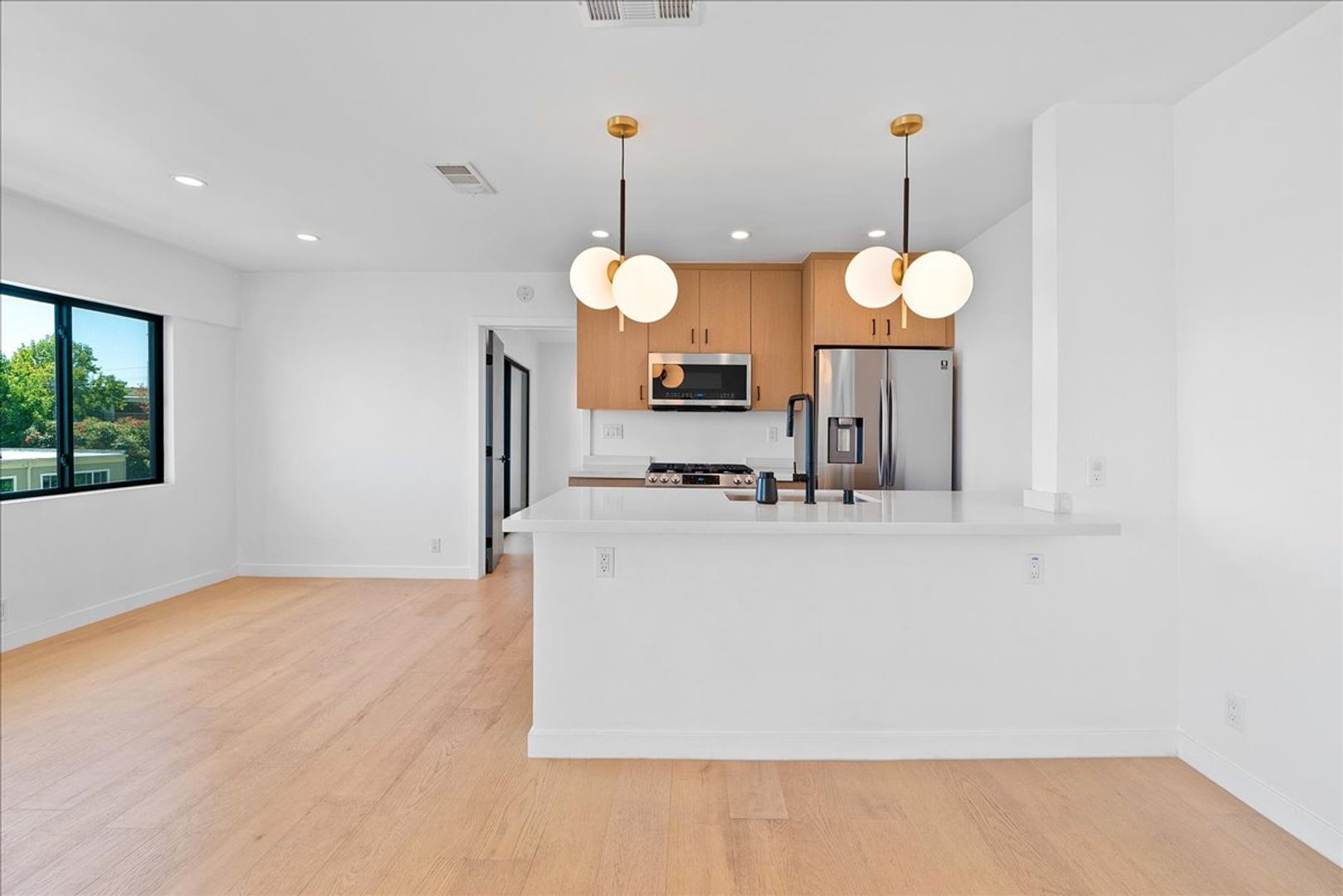 West Hollywood Condo: 1210 Larrabee St.