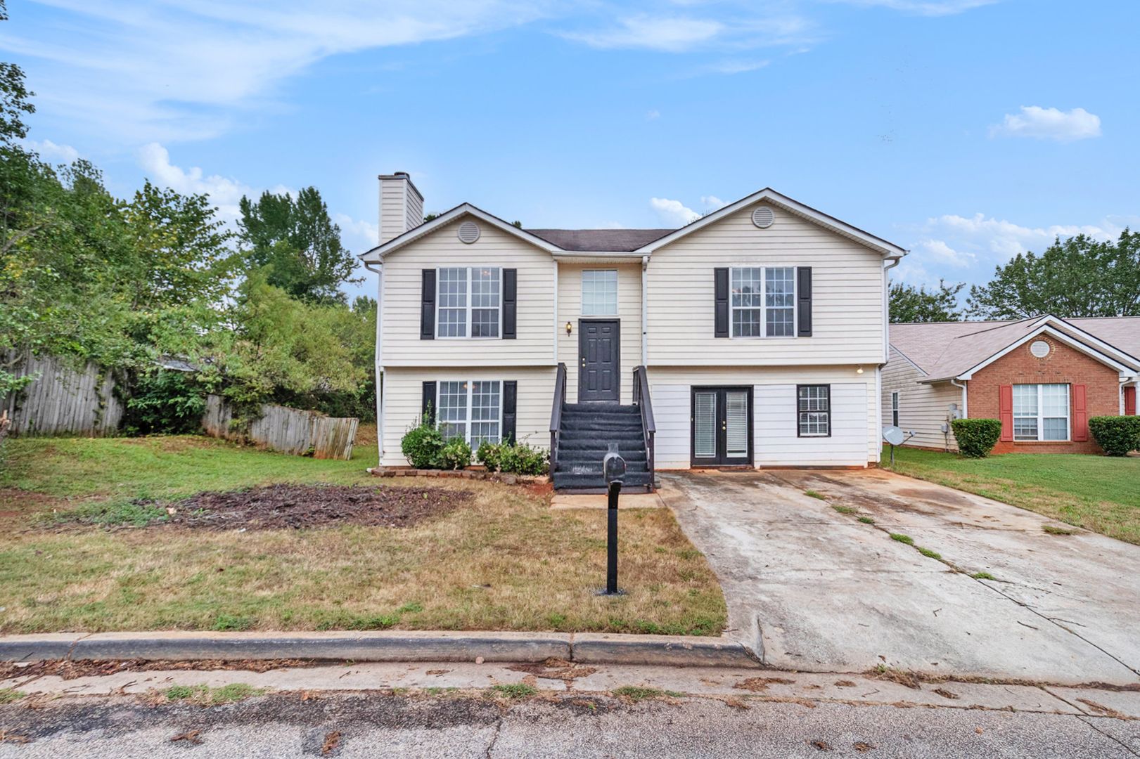 Stone Mountain House: 4474 Thornwood Crescent