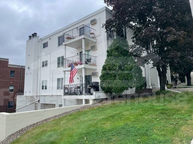 Stillwater Condo: 301 3rd St S #102