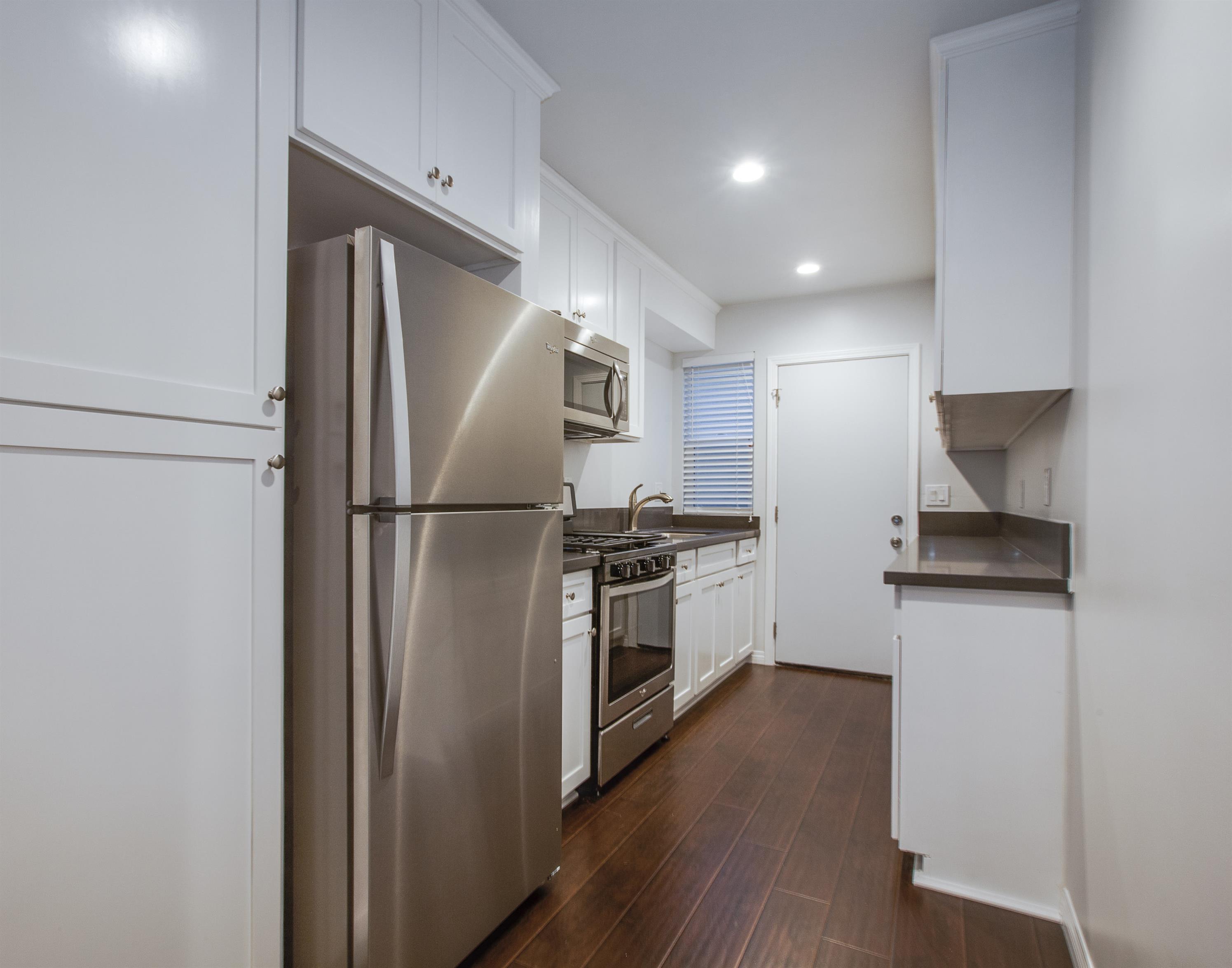 Los Angeles Apartment: 3207 W 73rd St