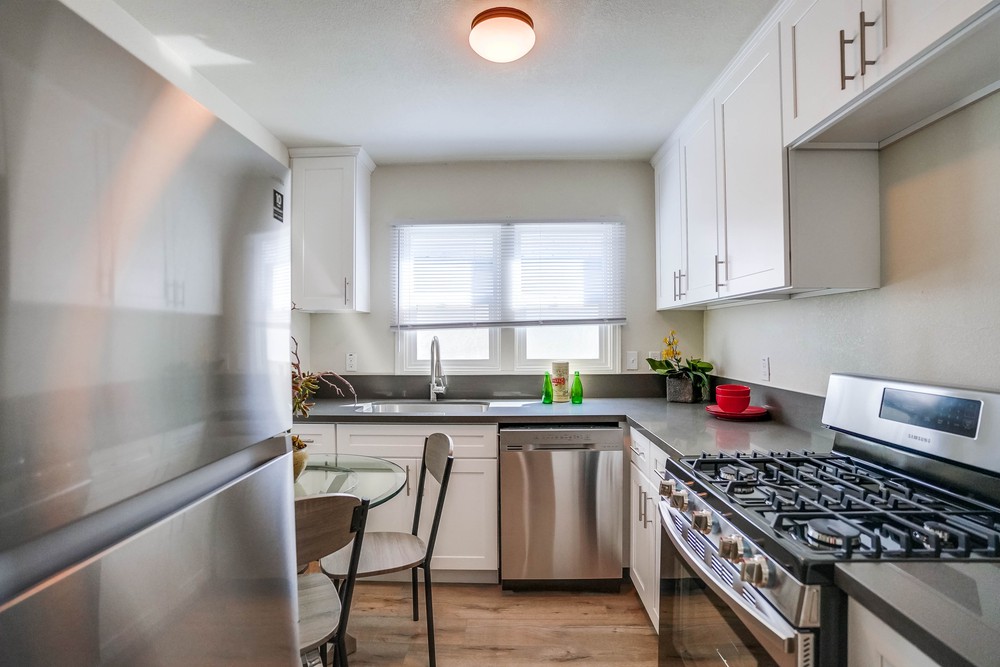 Long Beach Apartment: 2466 Cedar Ave