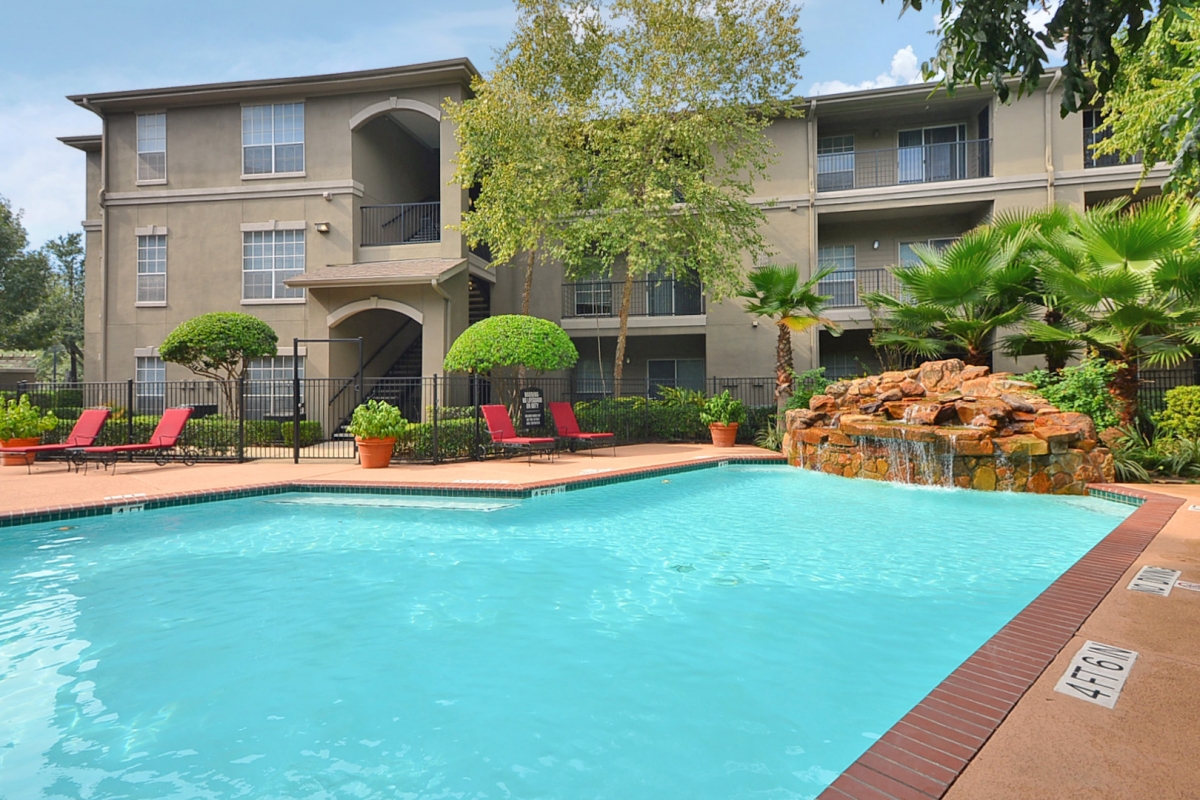 Houston Condo: 11 Oak Ct