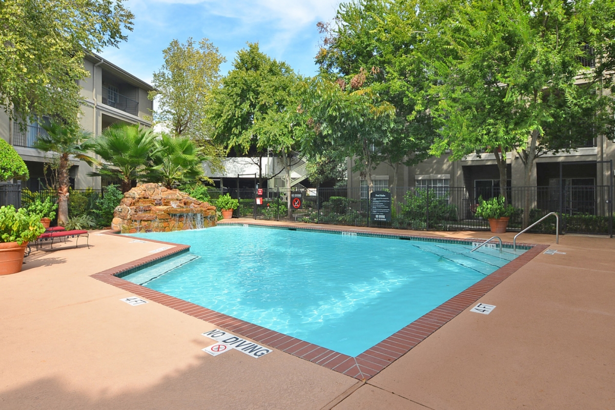 Houston Condo: 11 Oak Ct