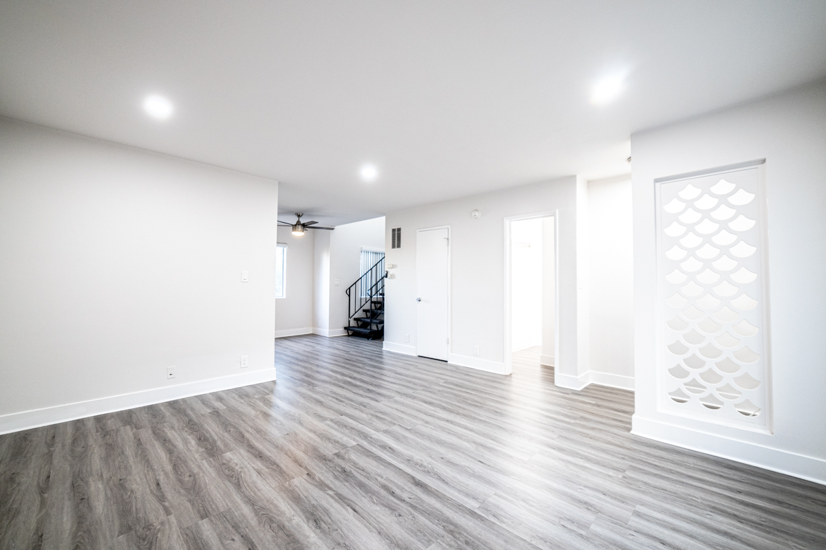 Los Angeles Townhome: 2233 S Ridgeley Dr
