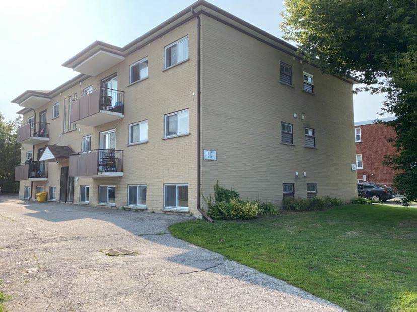 Oshawa Condo: 200 Park Road North, Oshawa L1J 4L8