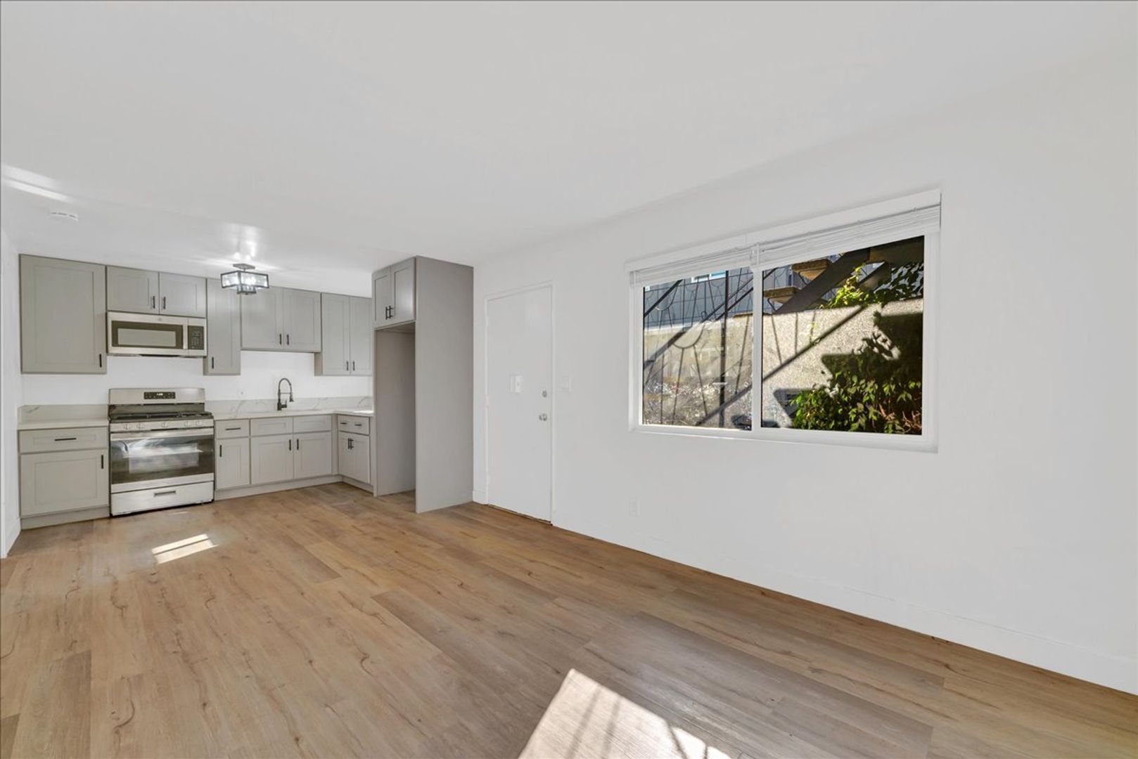 Hawthorne Condo: 12629 Truro Ave.