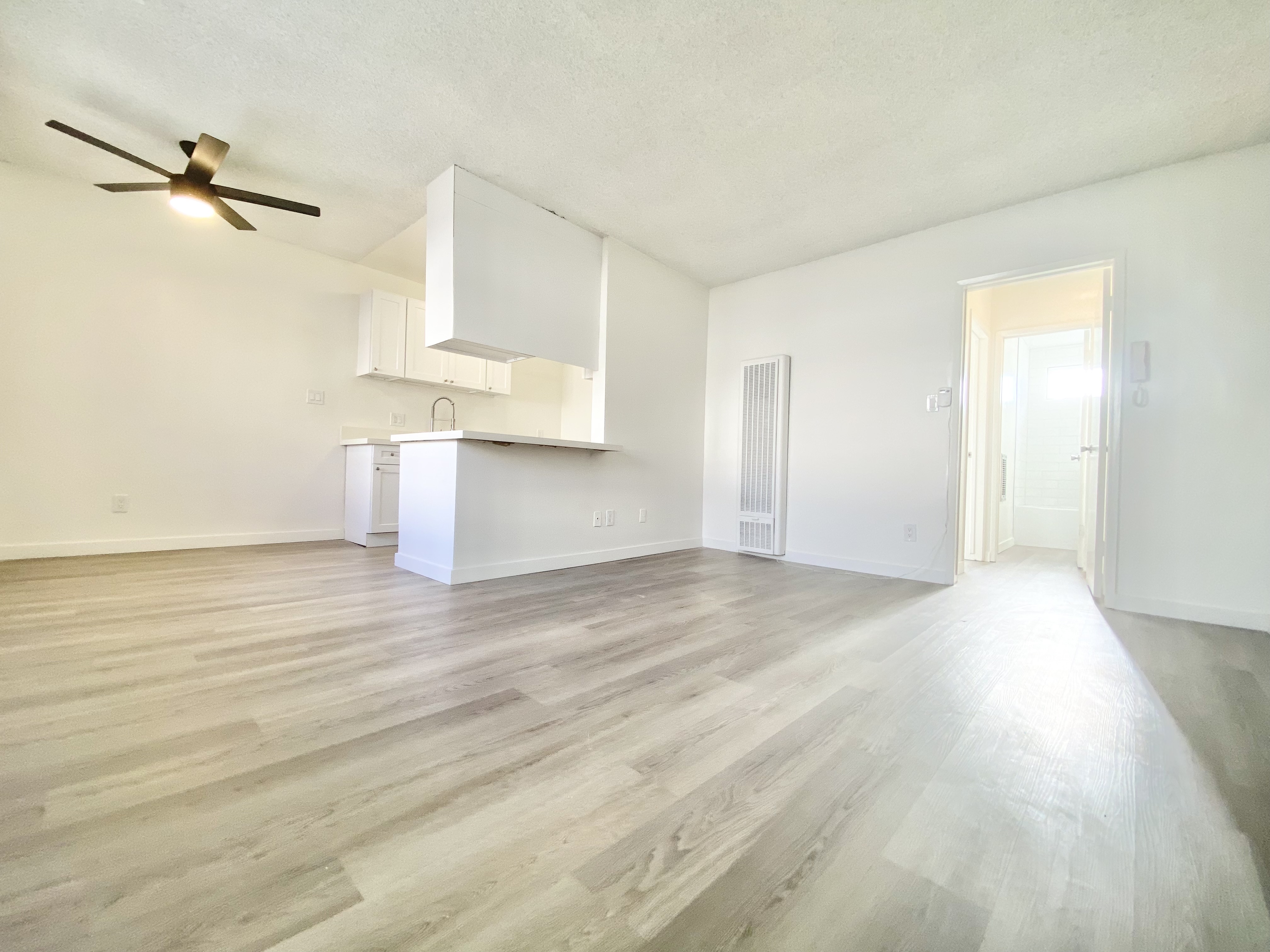 Venice Apartment: 21 Thornton Ave