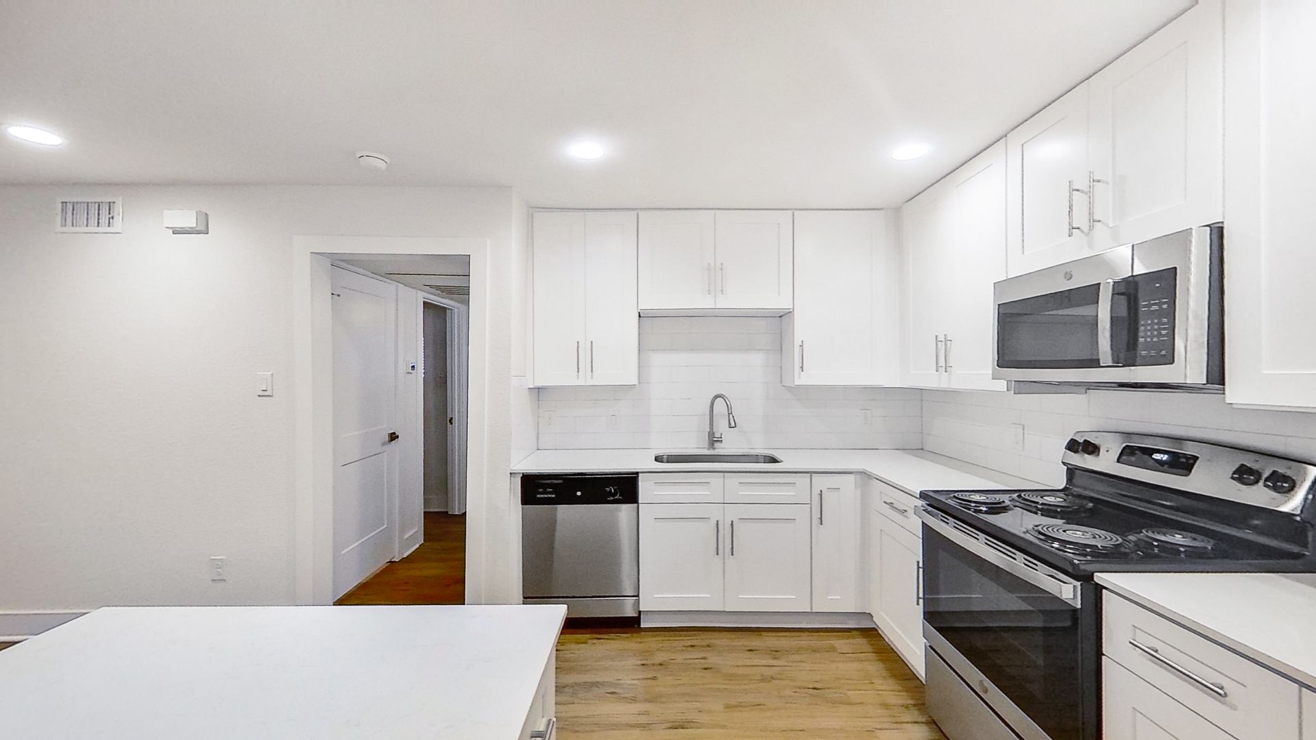 Dallas Apartment: 907 N Beacon St
