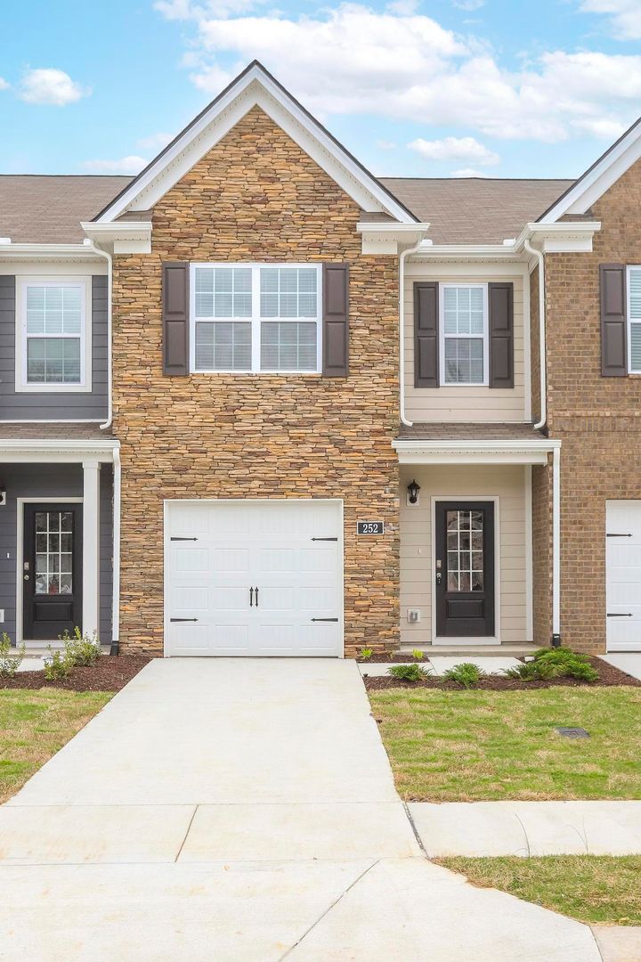 Lebanon House: 250 Hazel Ln