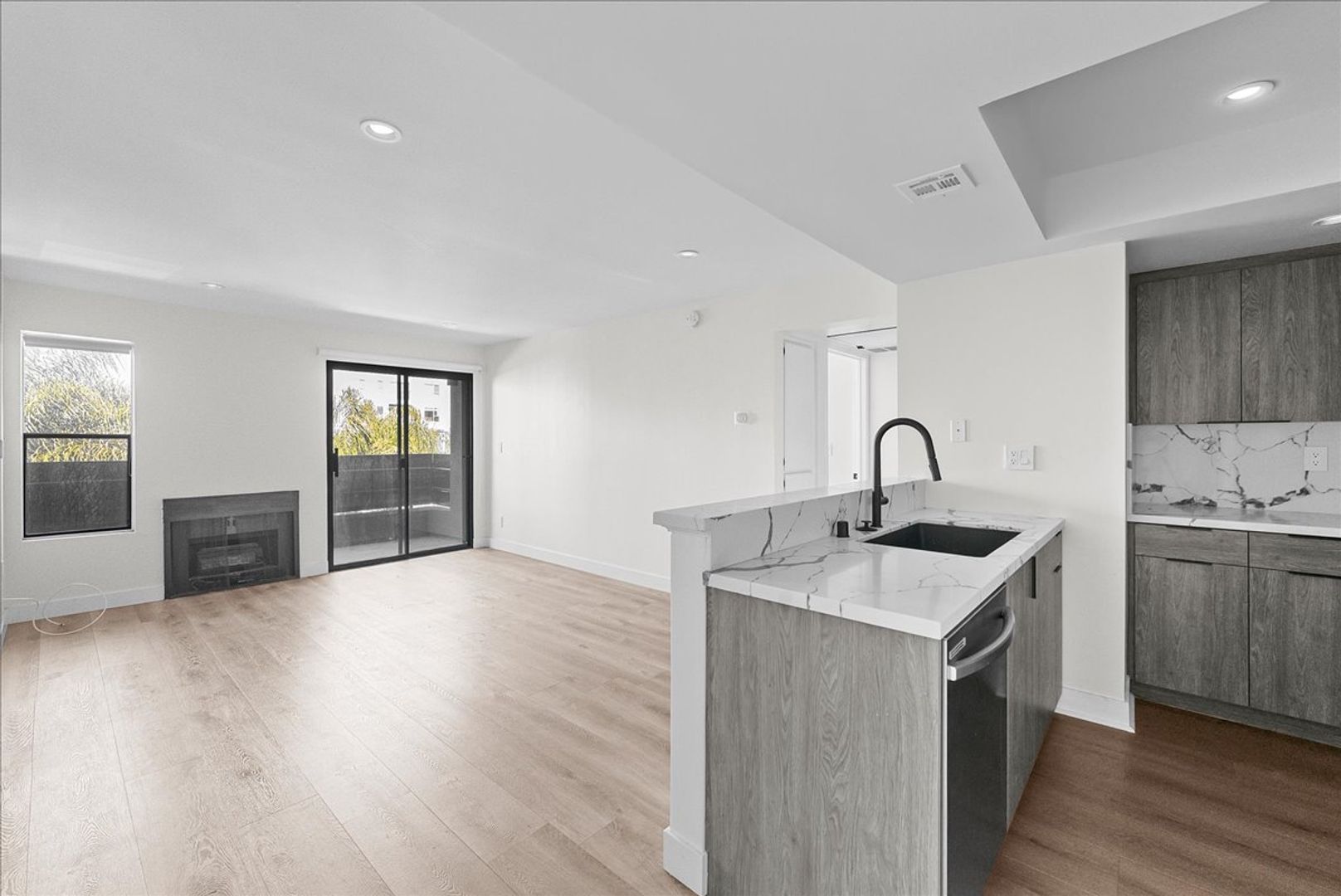 Los Angeles Condo: 2433 Barry Ave.