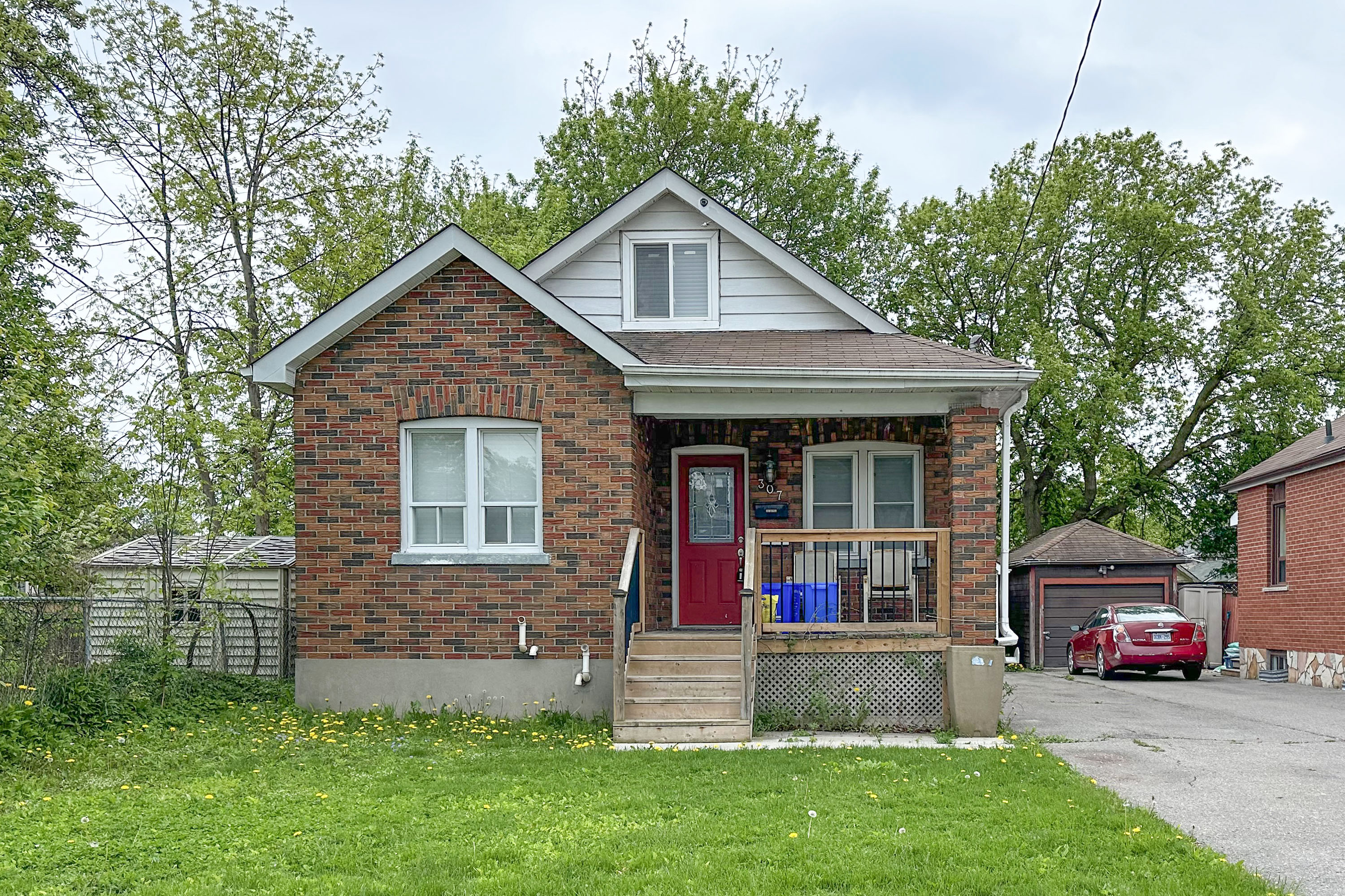 Oshawa House: 307 Vimy Avenue