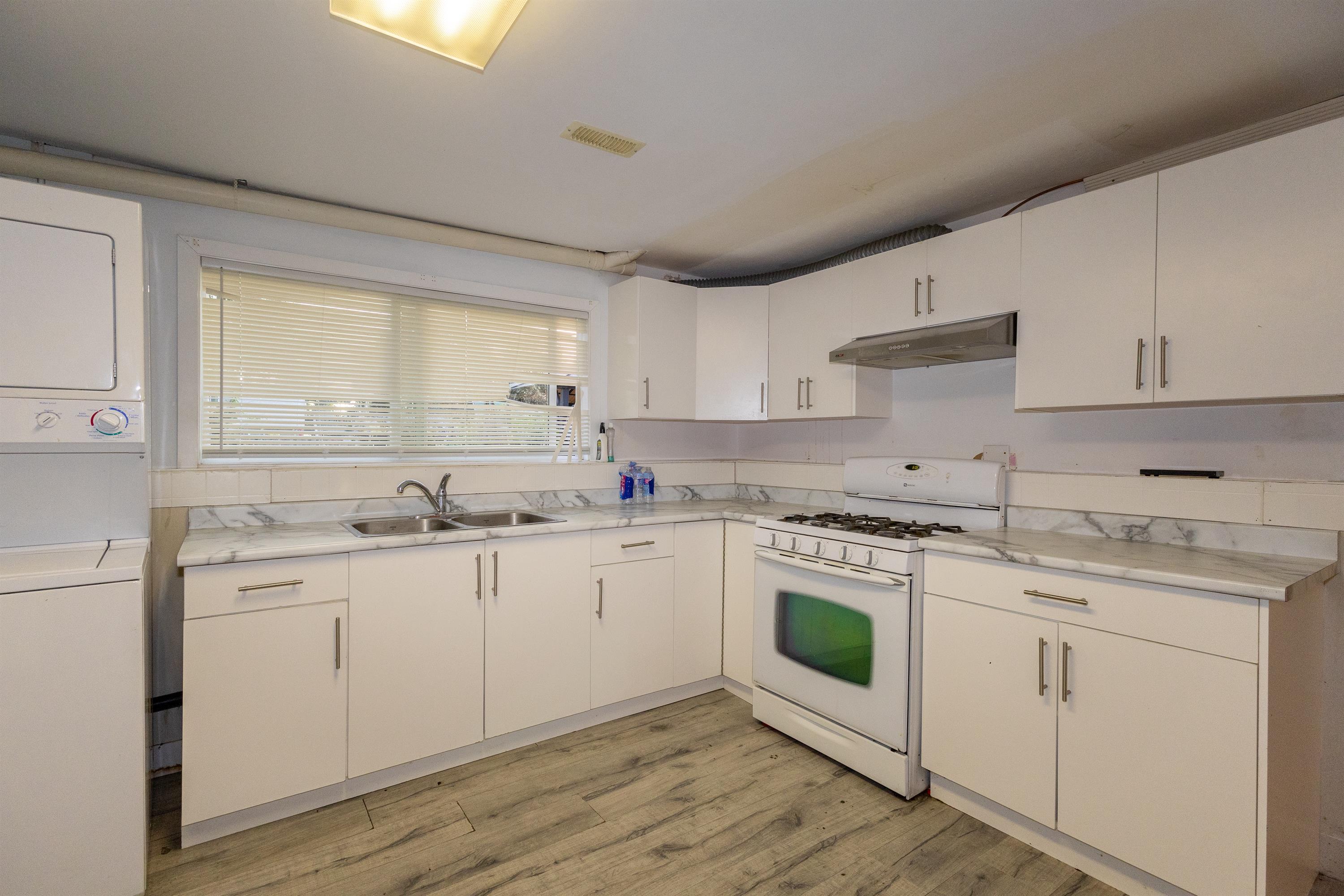 Abbotsford House: 2579 Sugarpine St