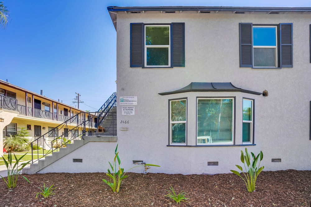 Long Beach Apartment: 2466 Cedar Ave