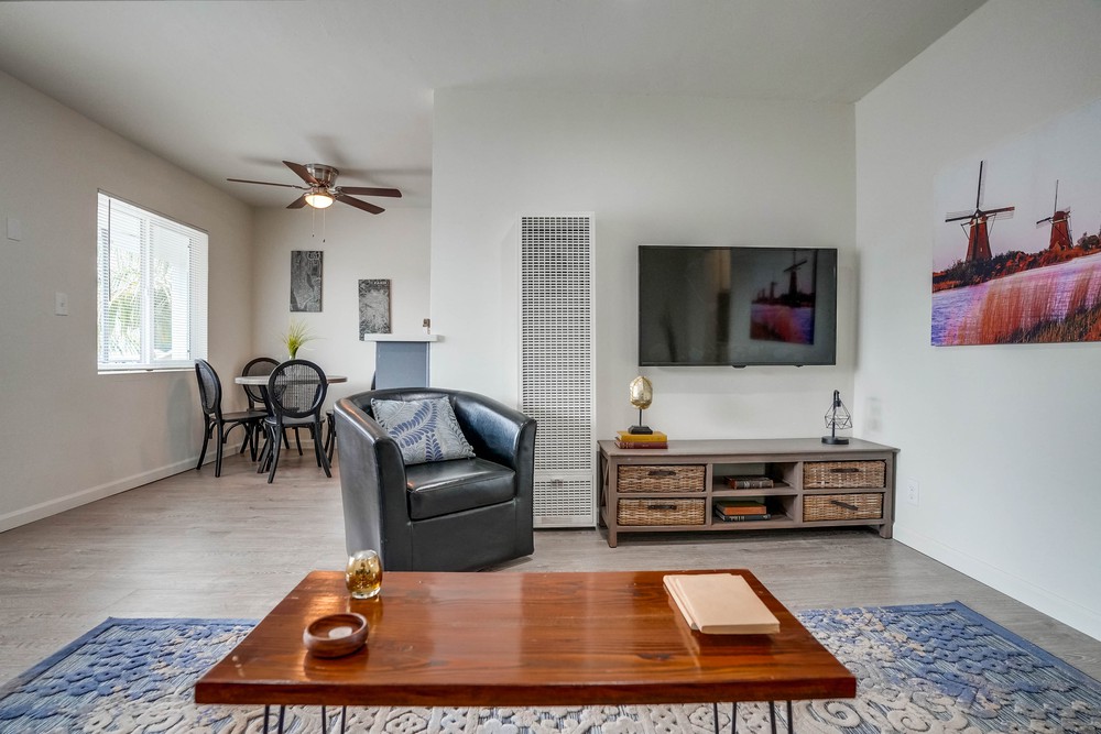 Long Beach Apartment: 900 Alamitos Ave