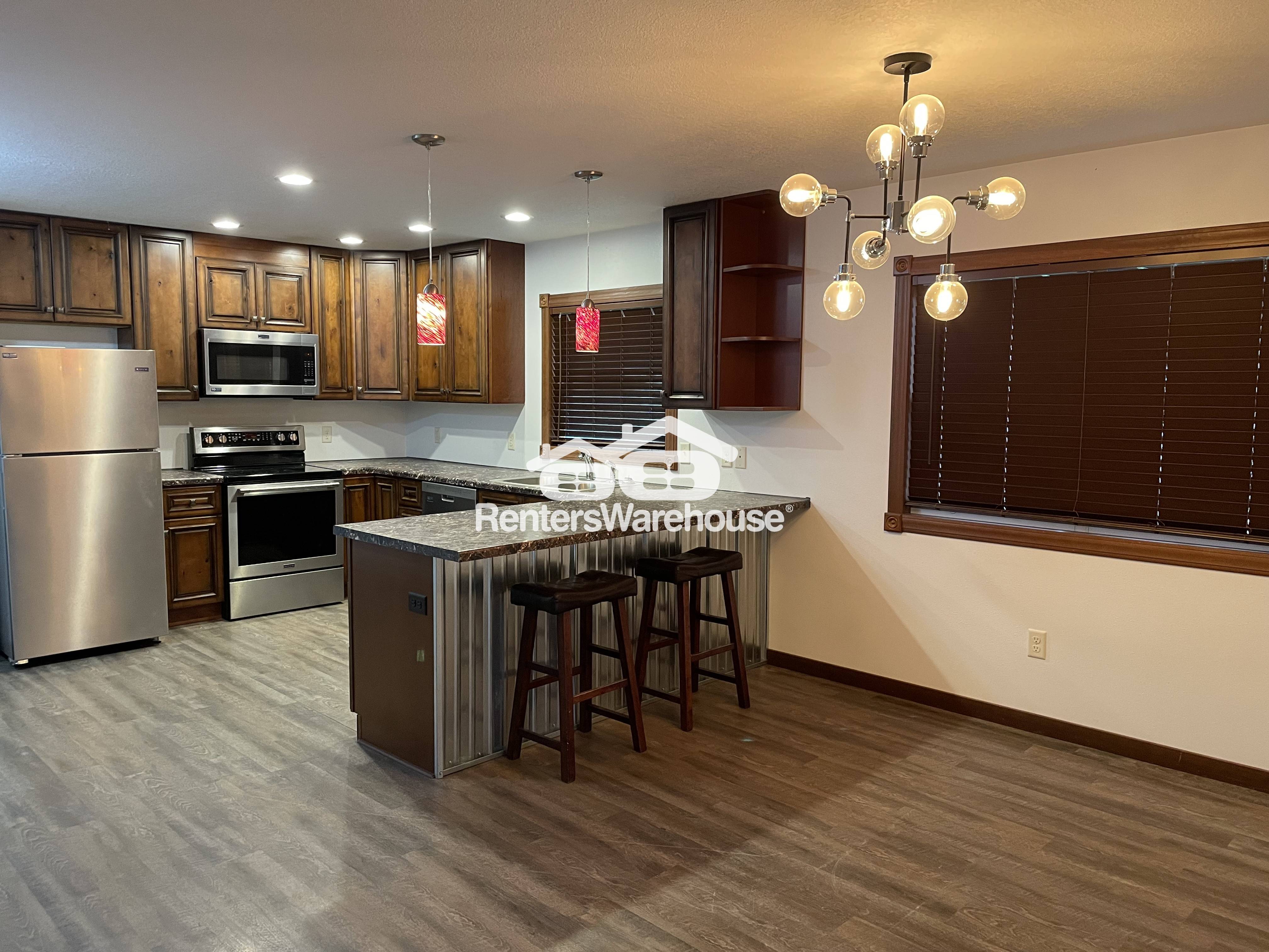Amery Townhome: 318 Keller Ave N.