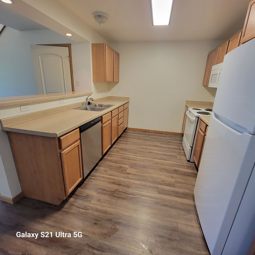 STOUGHTON Apartment: 2125 MCCOMB Rd