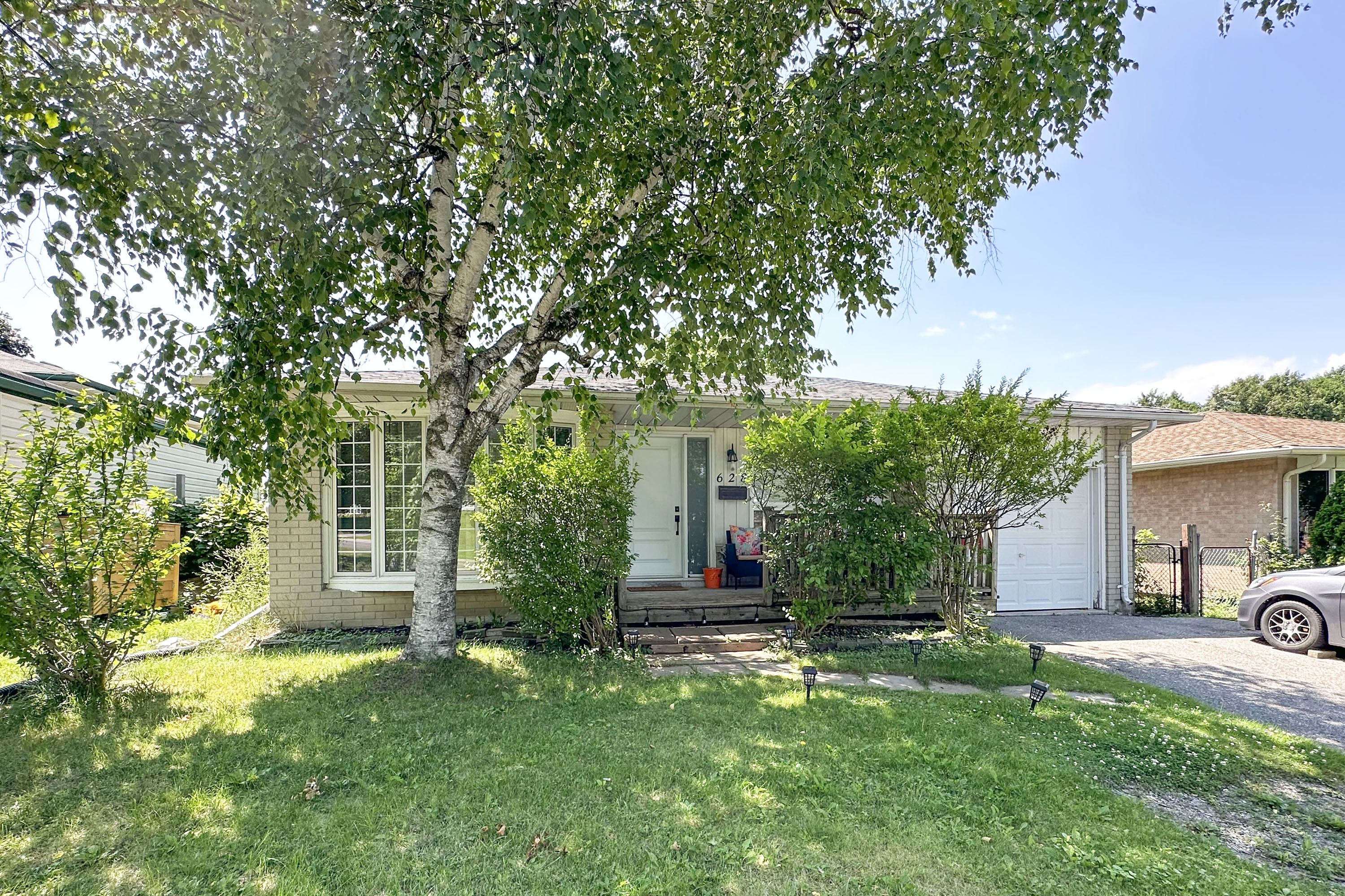 Oshawa House: 628 Wilson Rd N