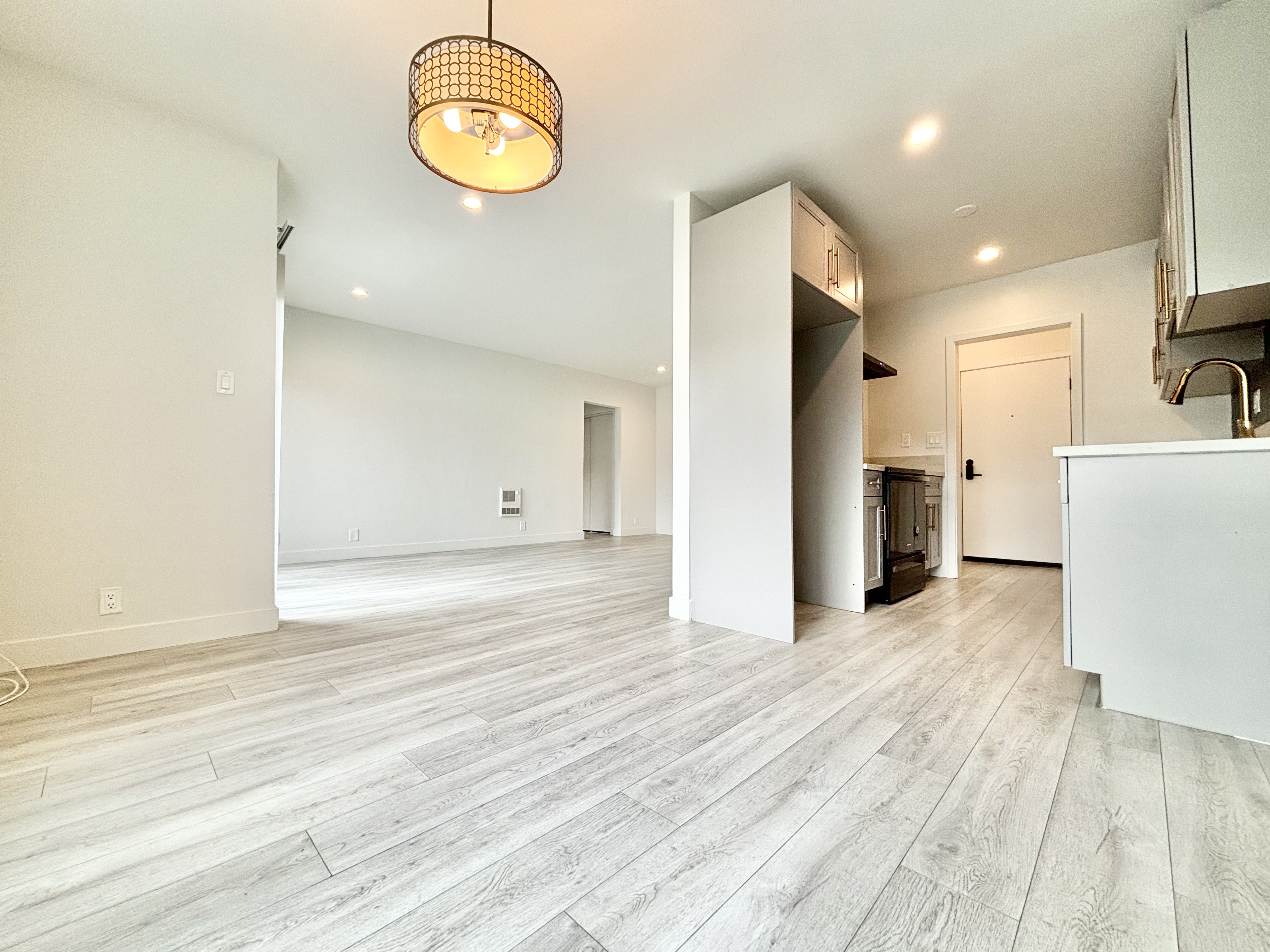 North Hills Apartment: 15534 Chase St