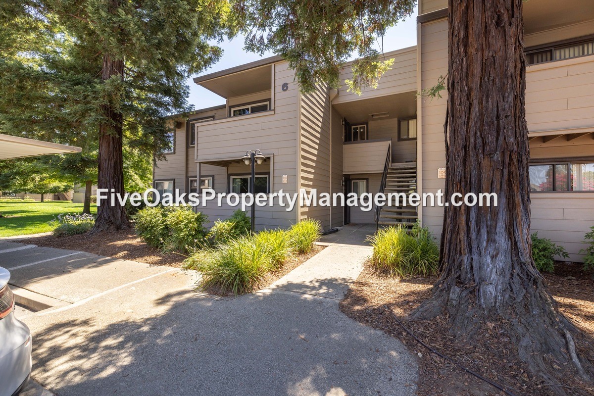 Sacramento Townhome: 3715 Tallyho Drive 126