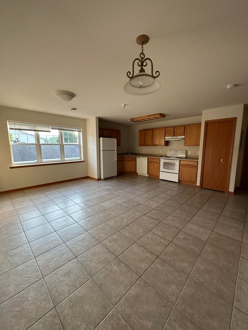 BARABOO Apartment: 1200 SILVER Dr