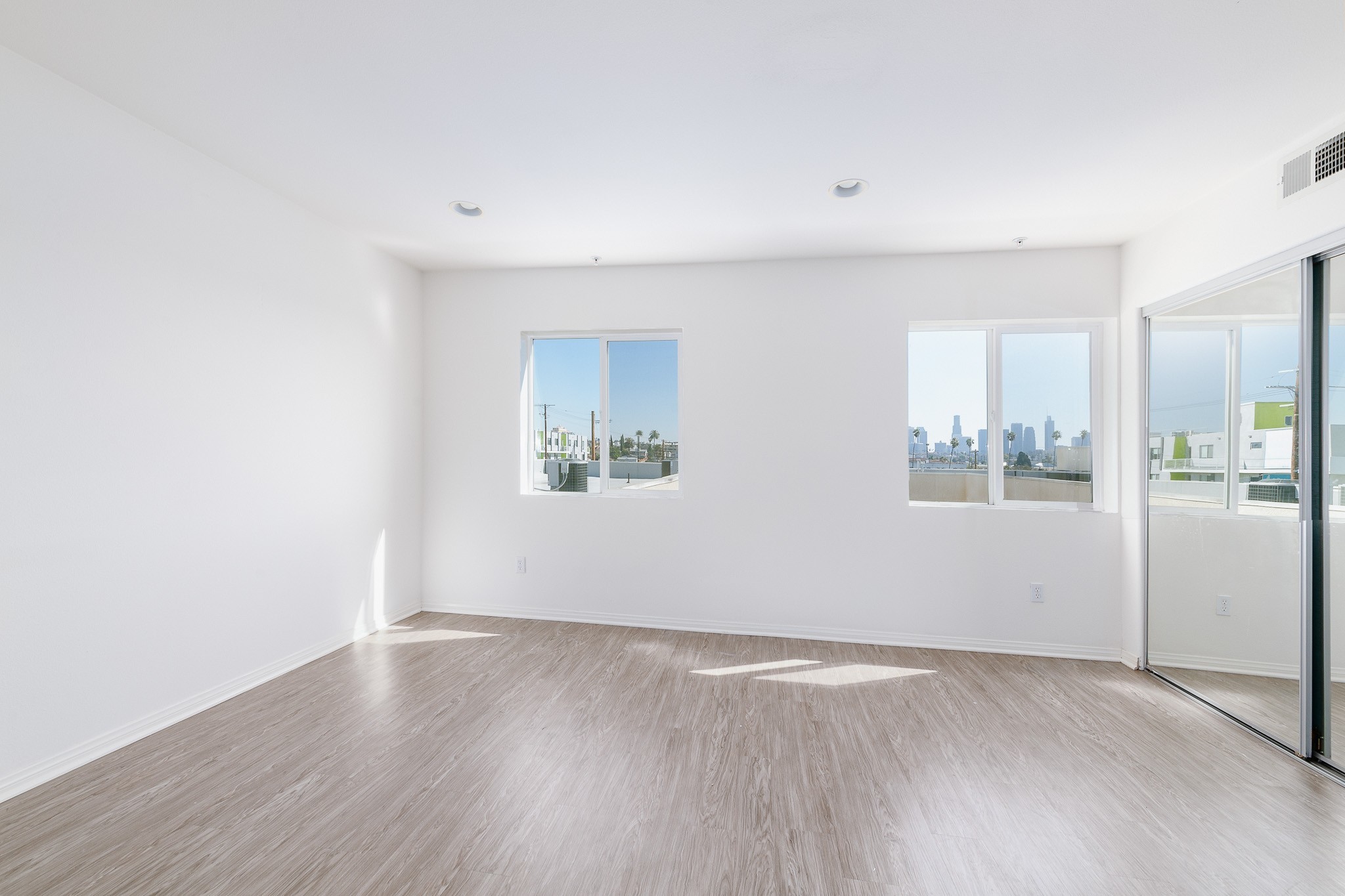 Los Angeles Condo: 251 Robinson St