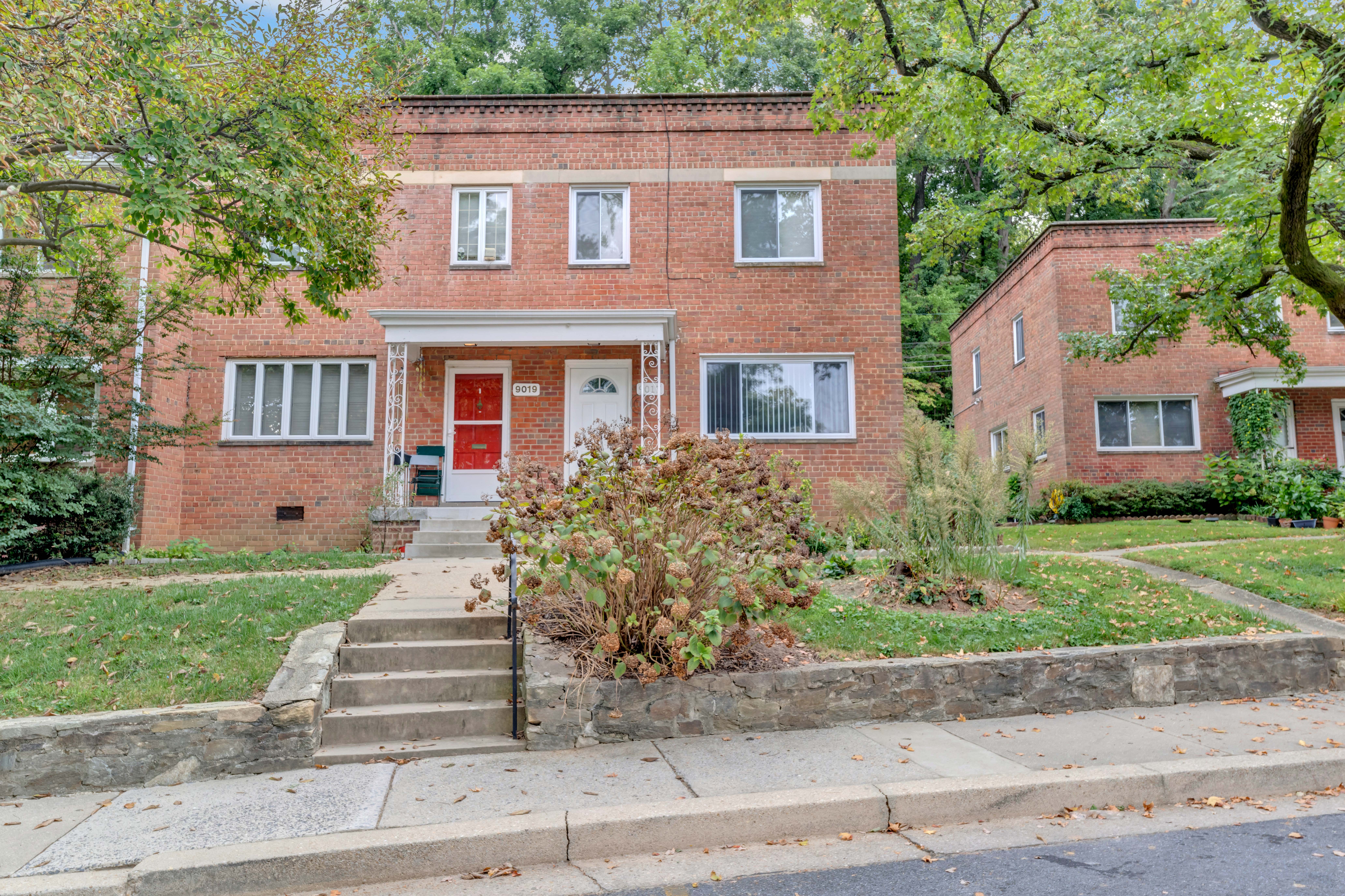 Silver Spring House: 9017 Manchester Rd