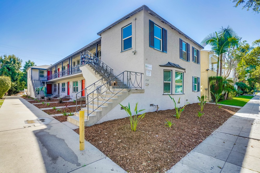 Long Beach Apartment: 2466 Cedar Ave