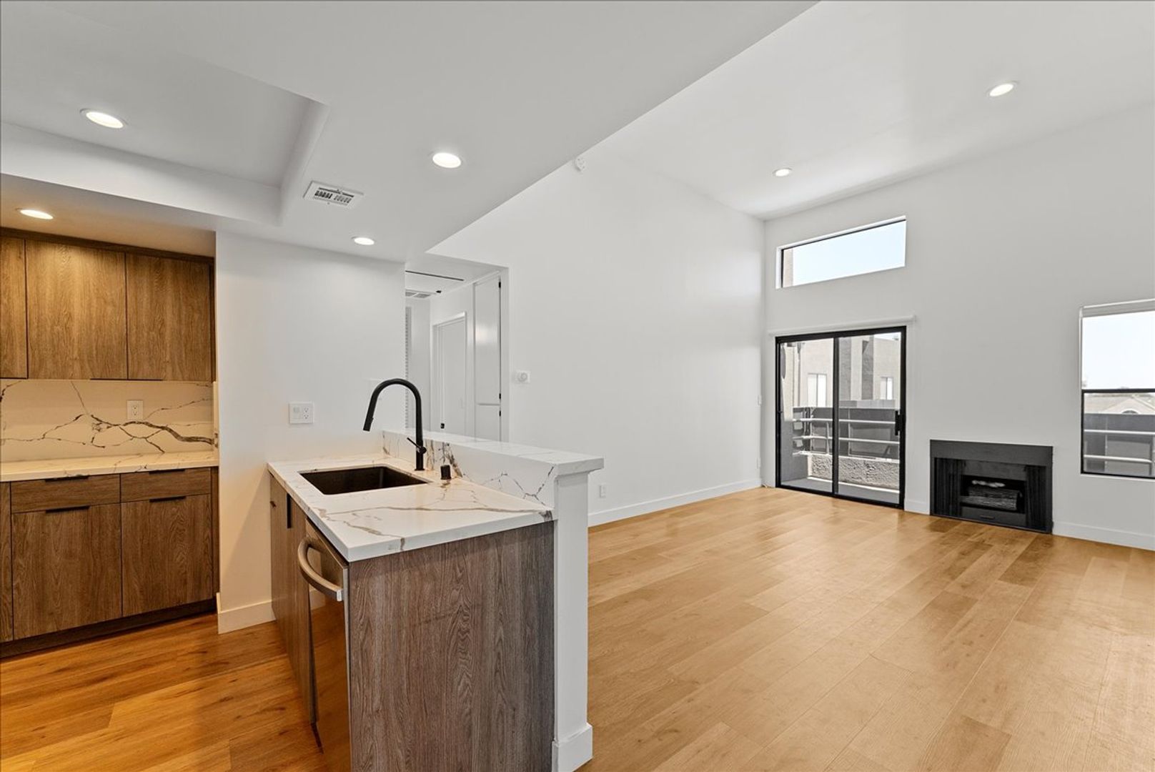 Los Angeles Condo: 2433 Barry Ave.