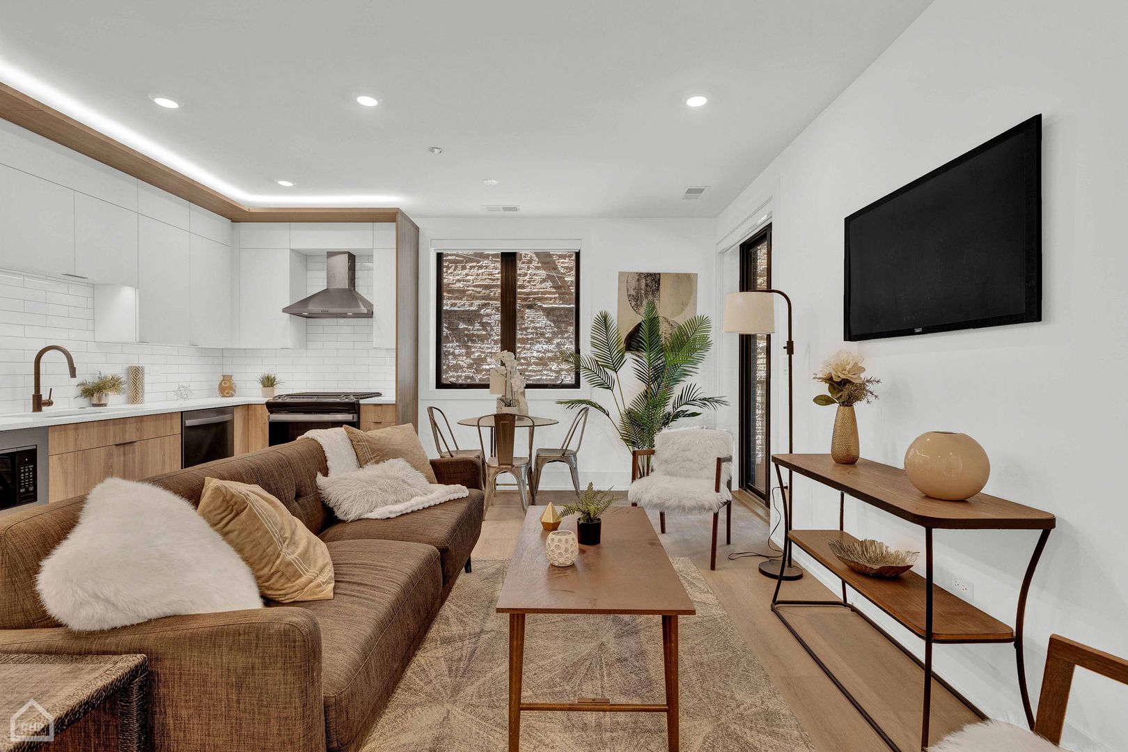 Chicago Apartment: 1613 W Belmont Ave