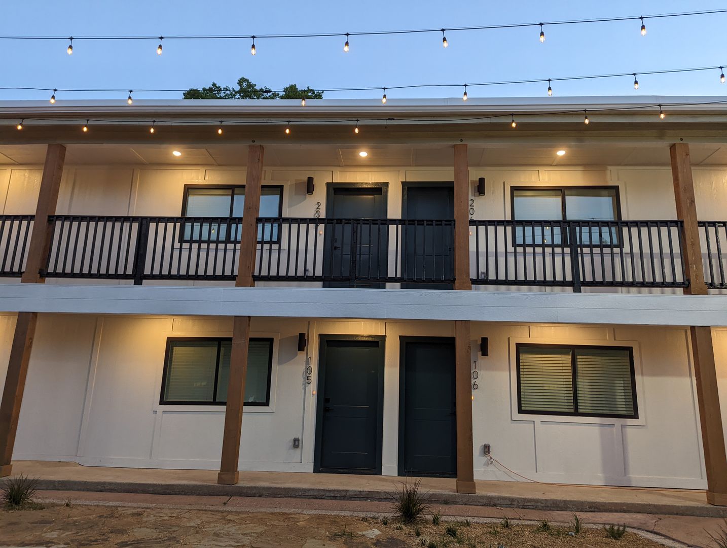 Dallas Apartment: 907 N Beacon St