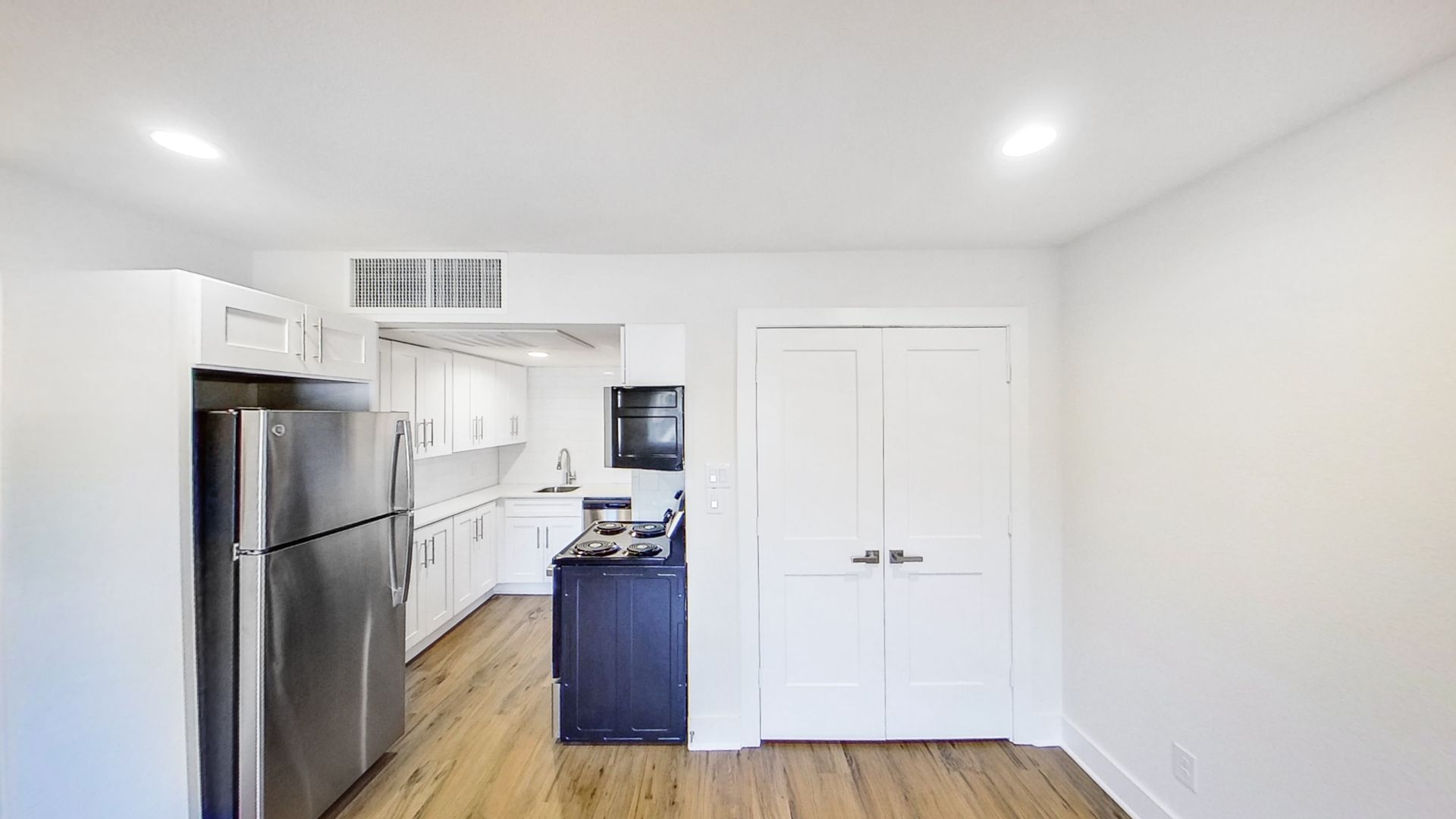 Dallas Apartment: 907 N Beacon St