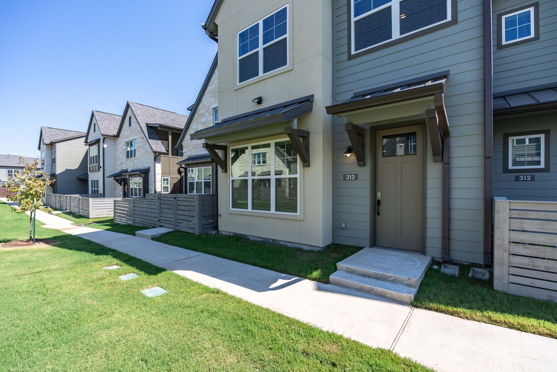 Leander Condo: 180 S Brook Dr