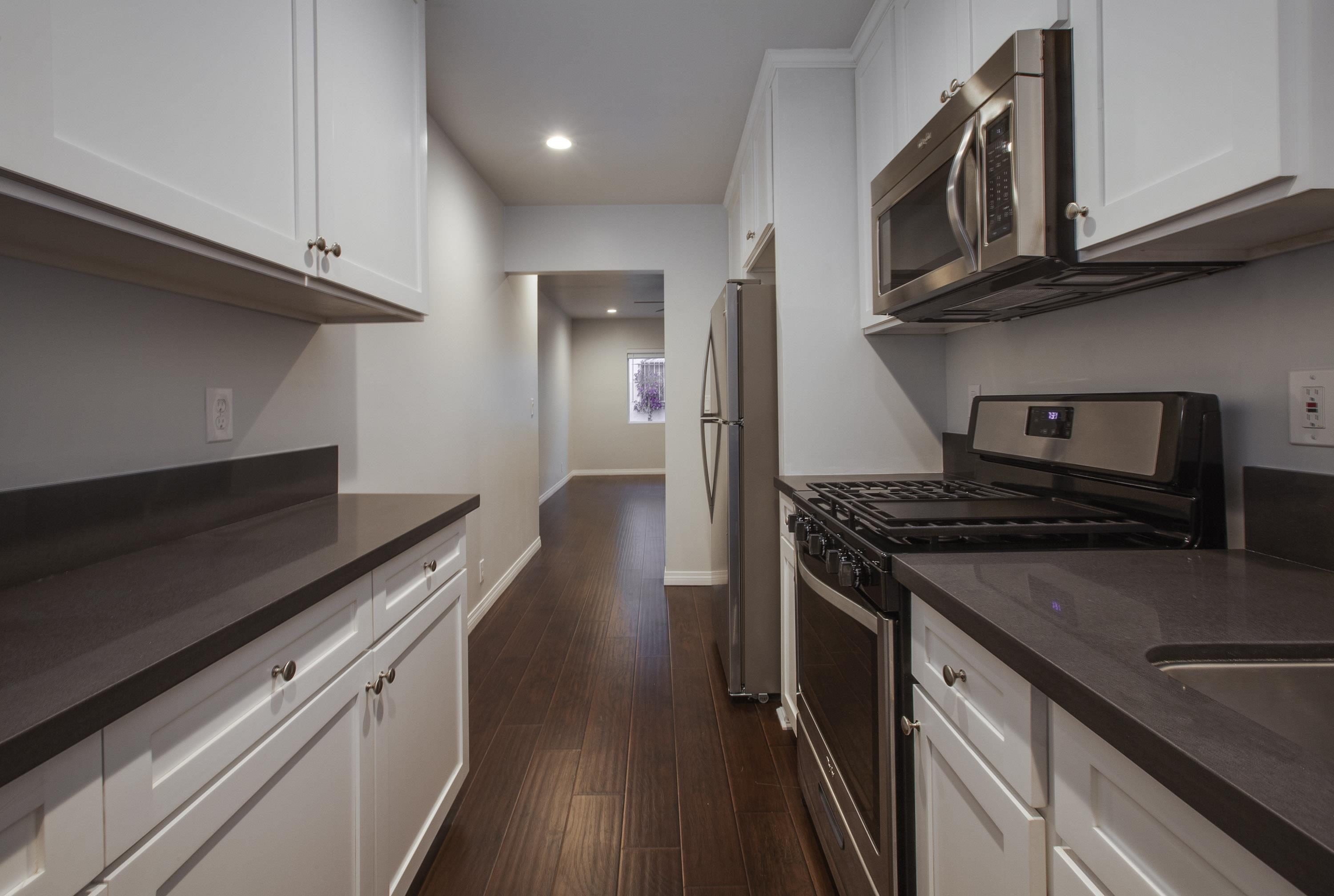 Los Angeles Apartment: 3207 W 73rd St