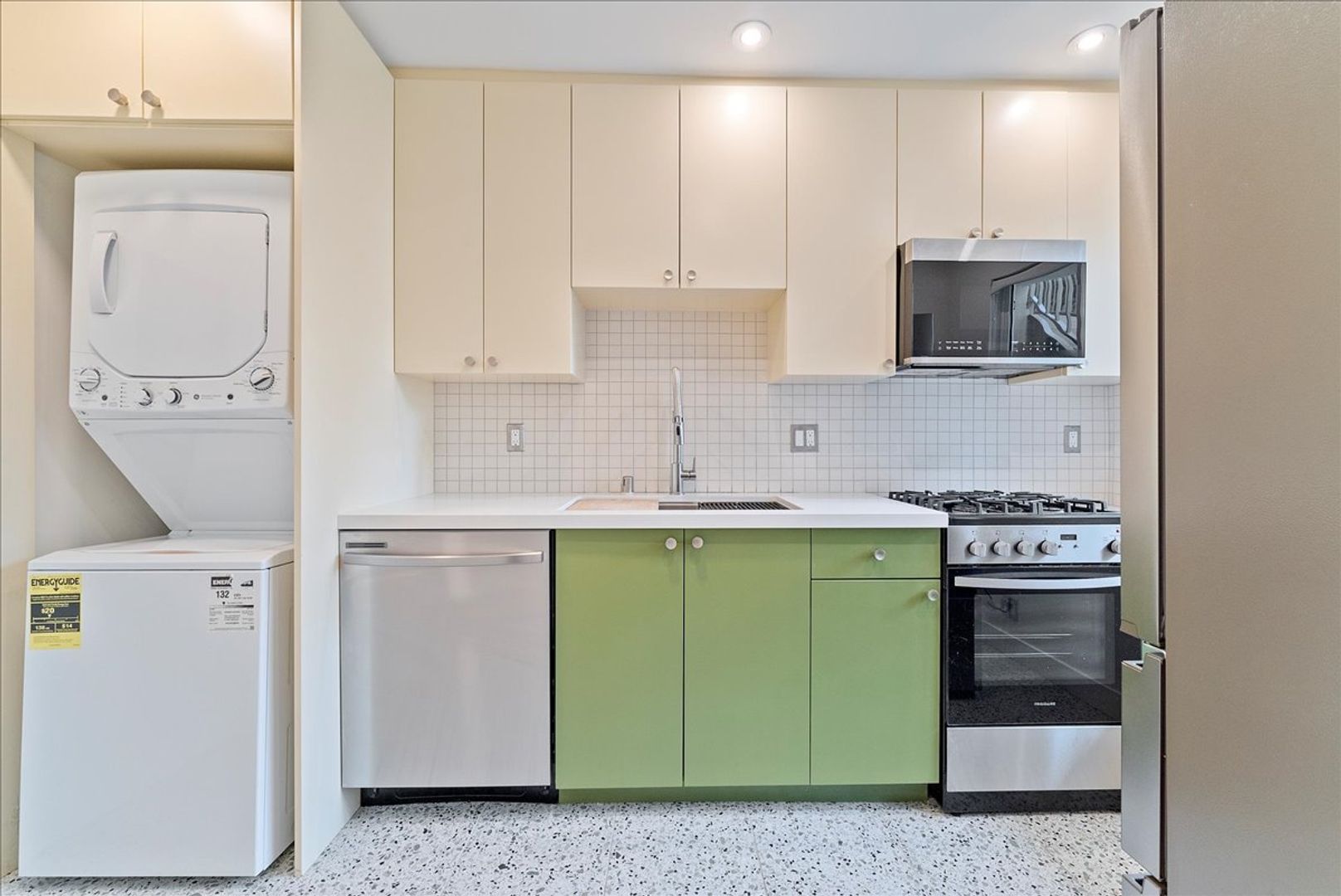 Los Angeles Apartment: 6615 Franklin Ave